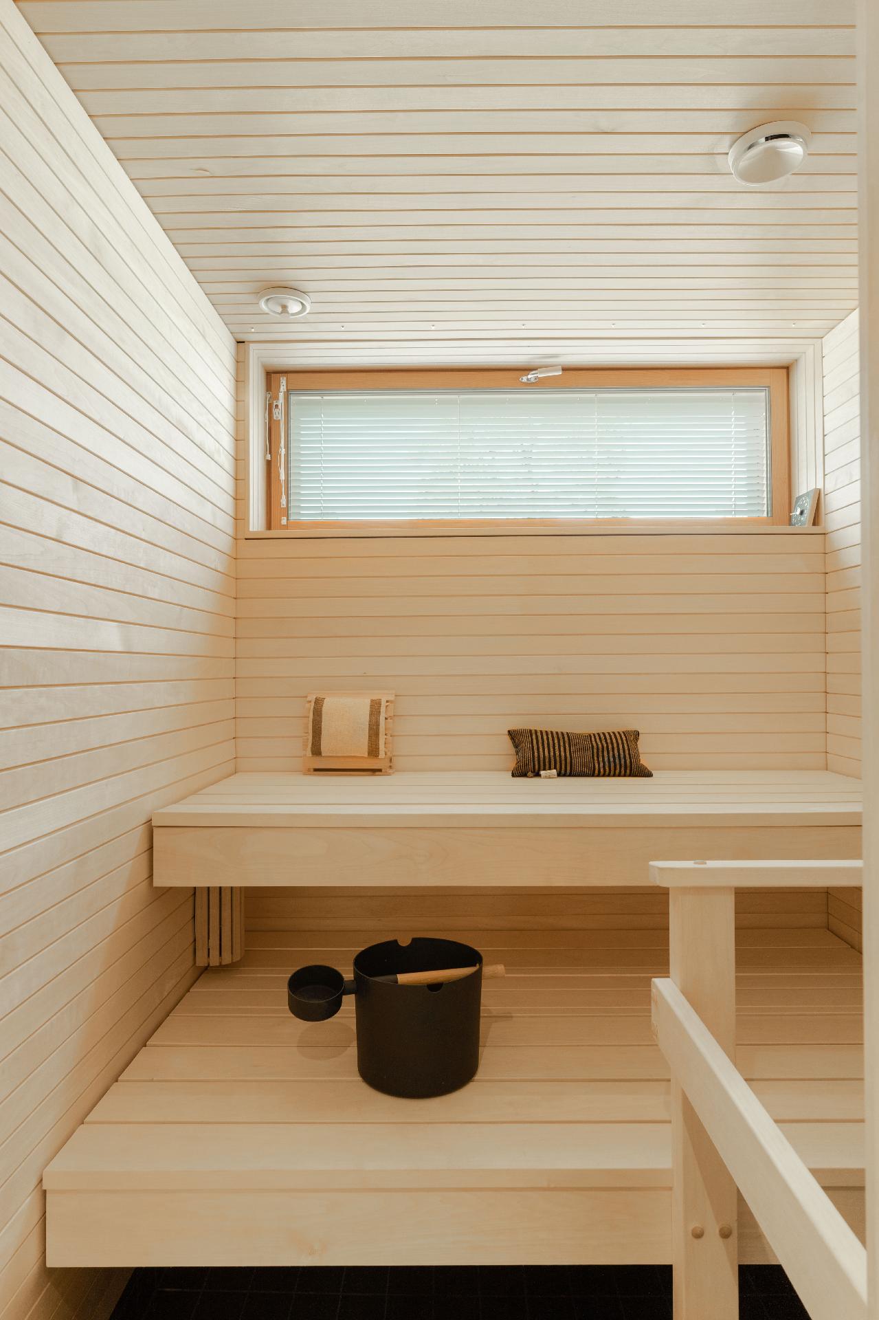 Valoisa, ikkunallinen sauna