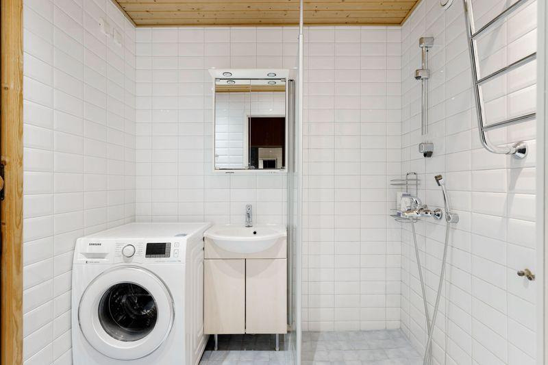 kylpyhuone, josta pääsee saunaan