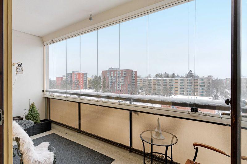 lasitettu parveke länteen