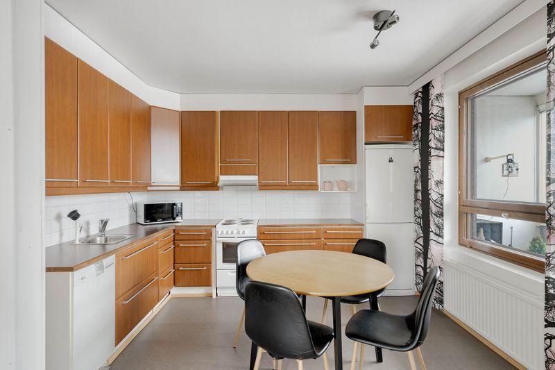 olohuoneesta keittiöön, jossa iso oviaukko