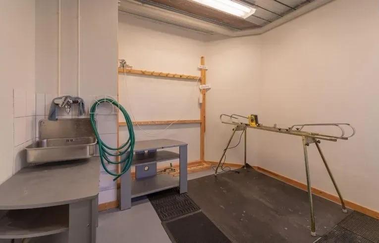 Kiisa A: Alakerran yhteinen suksienhoitotila.