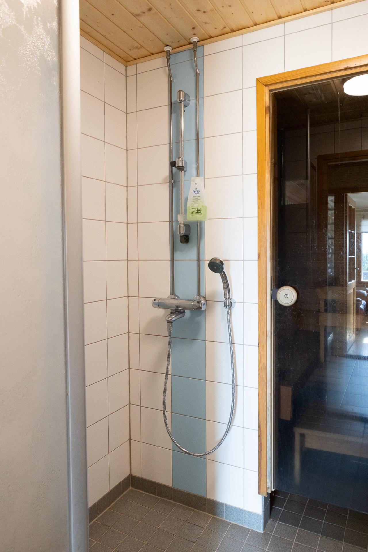 Kiisa B: Kylpyhuoneessa kaksi suihkua.