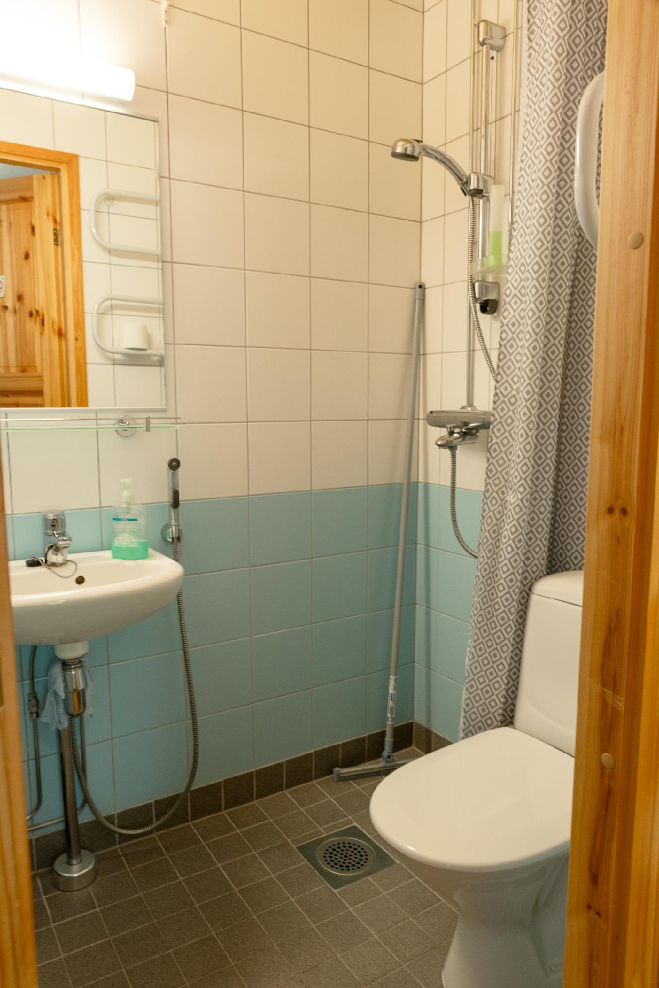 Kiisa B: Makuuhuoneen yhteydessä kylpyhuone/wc.