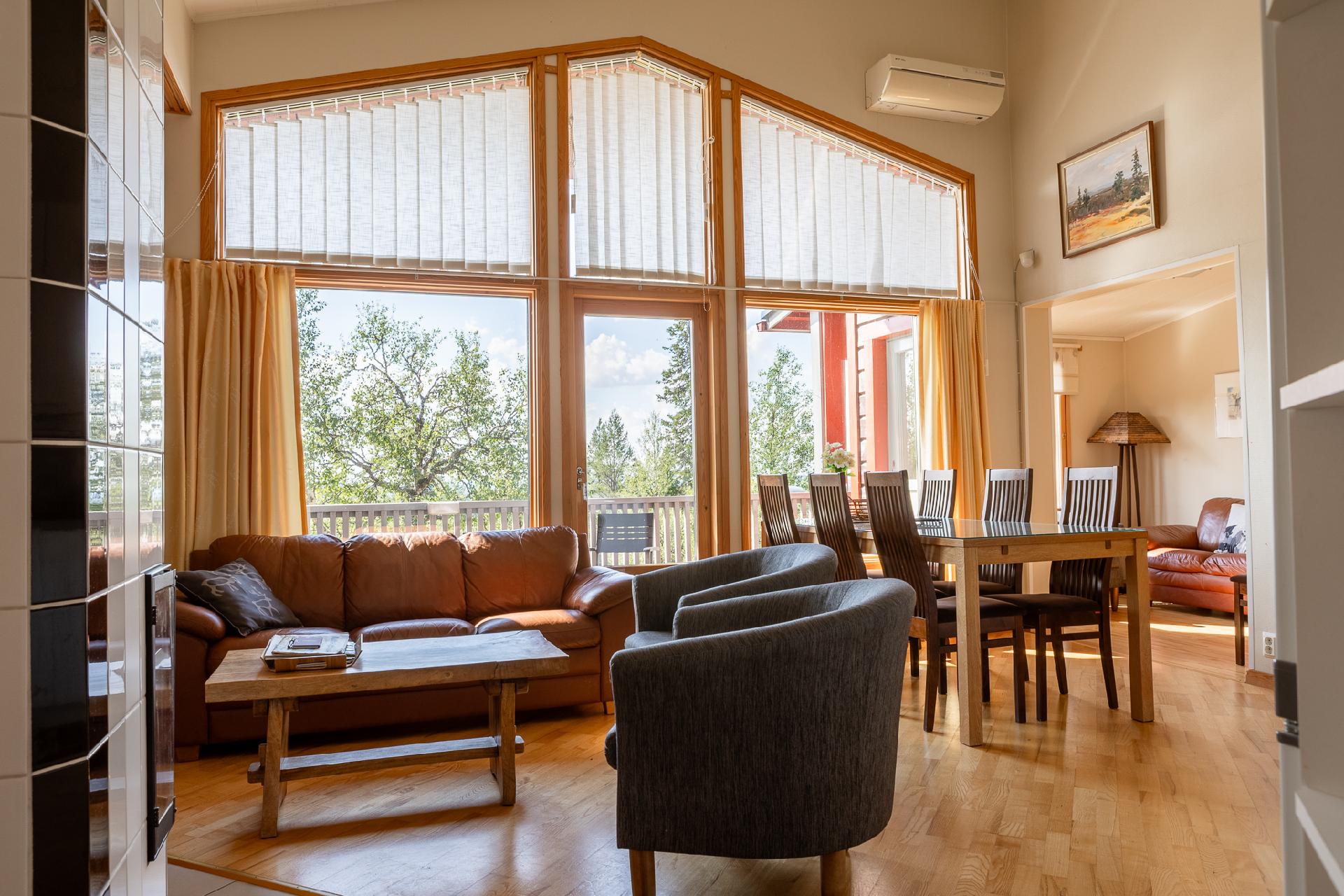 Kiisa B: Valoisa oleskelutila korkein maisemaikkunoin varustettuna.