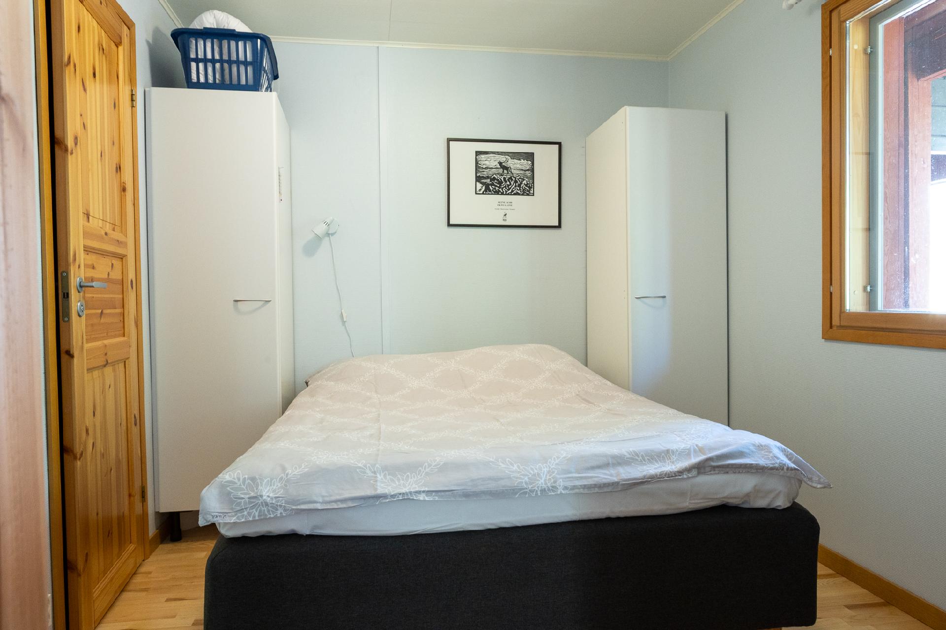 Kiisa B: Kahden hengen huone, oma kylpyhuone/wc.