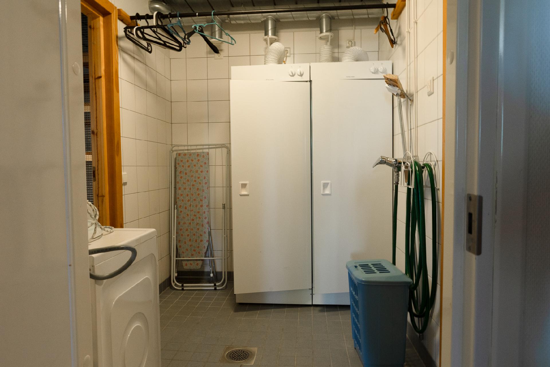 Kiisa A: Alakerran kuivaushuone.