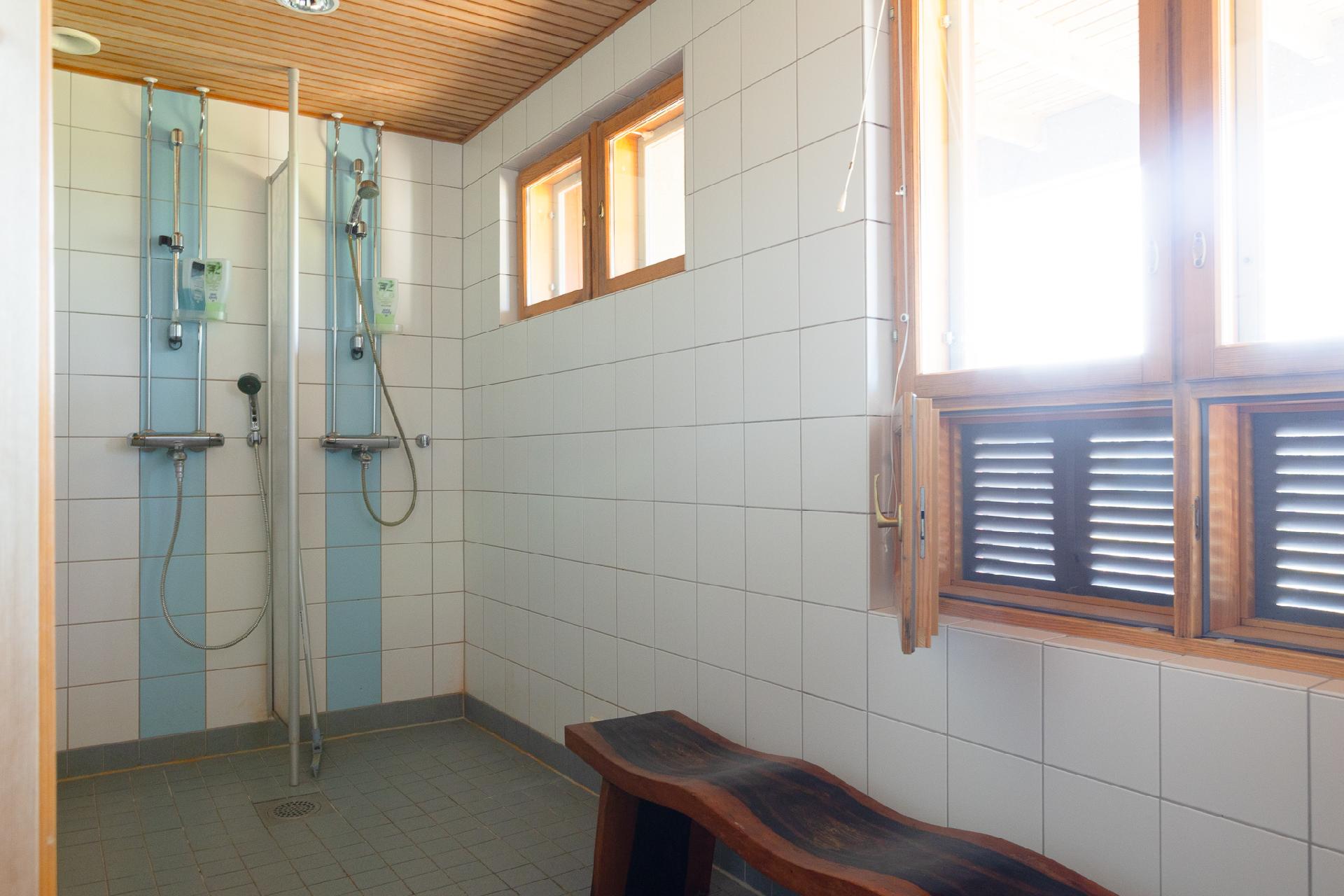 Kiisa A: Alakerran kylpyhuone.