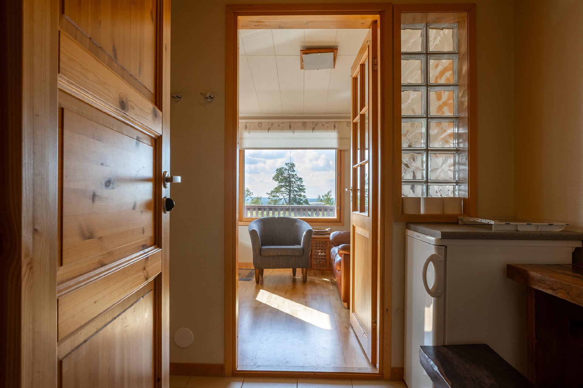 Kiisa B: Näkymä pukuhuoneesta pieneen oleskelutilaan.