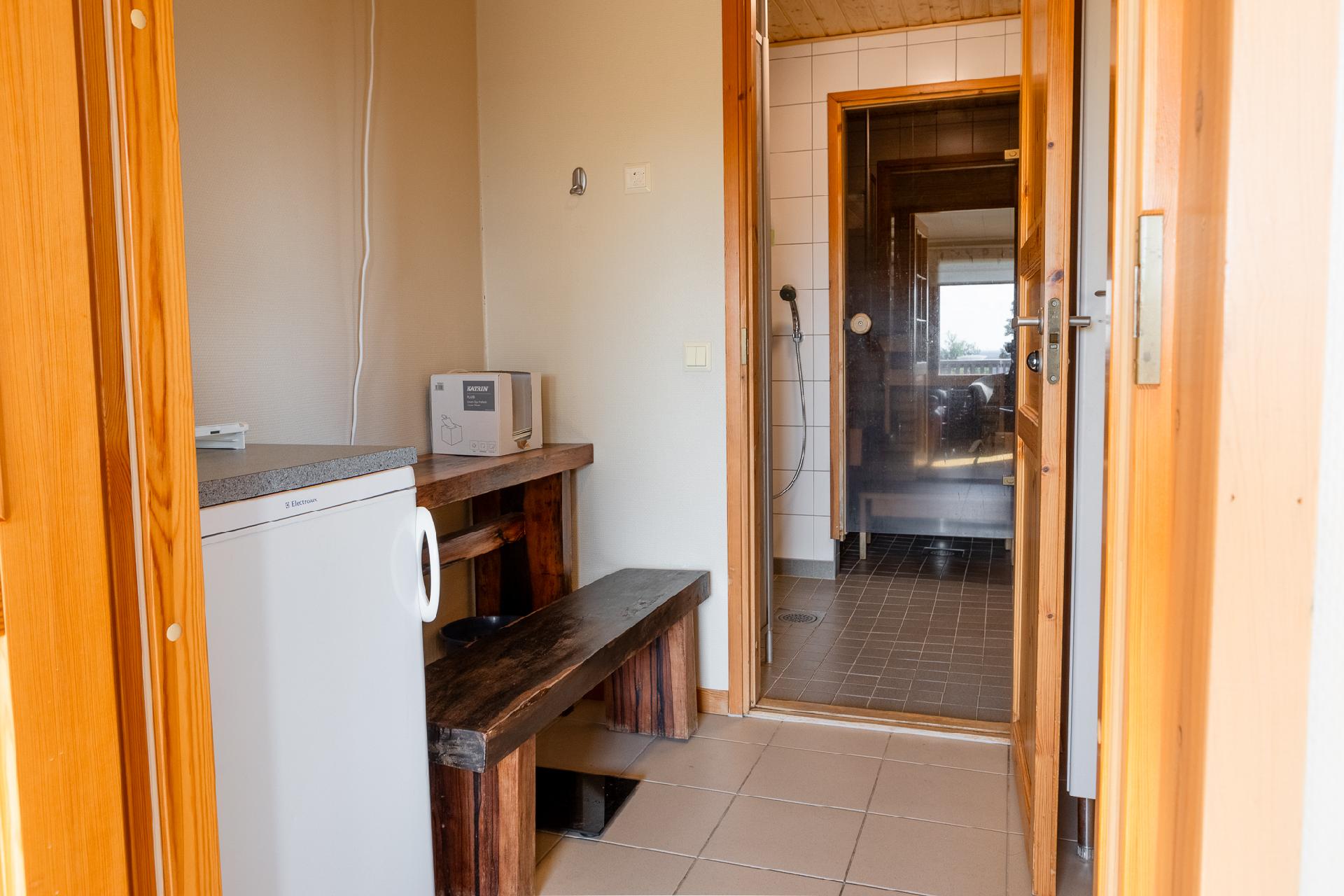 Kiisa B: Pukuhuone saunaosaston yhteydessä.