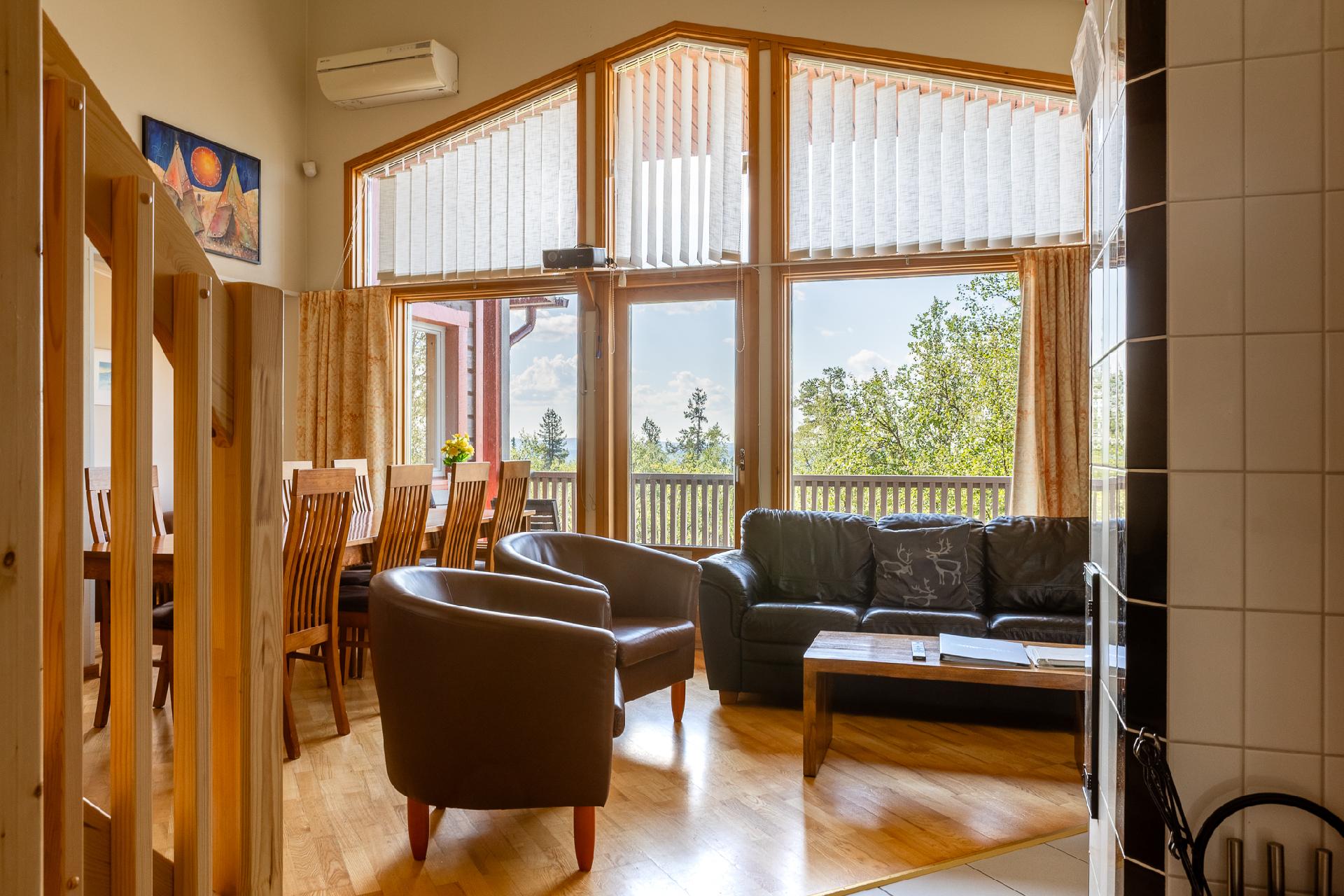 Kiisa A: Ruokailu- ja oleskelutila, josta kulku parvekkeelle.