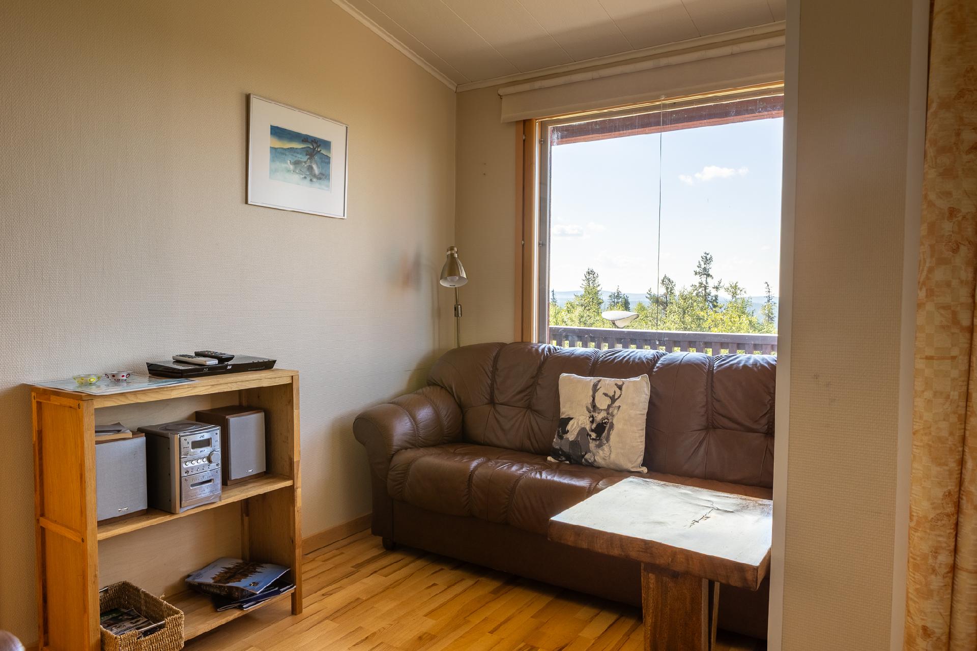 Kiisa A: Laajennusosassa oleskelutila.