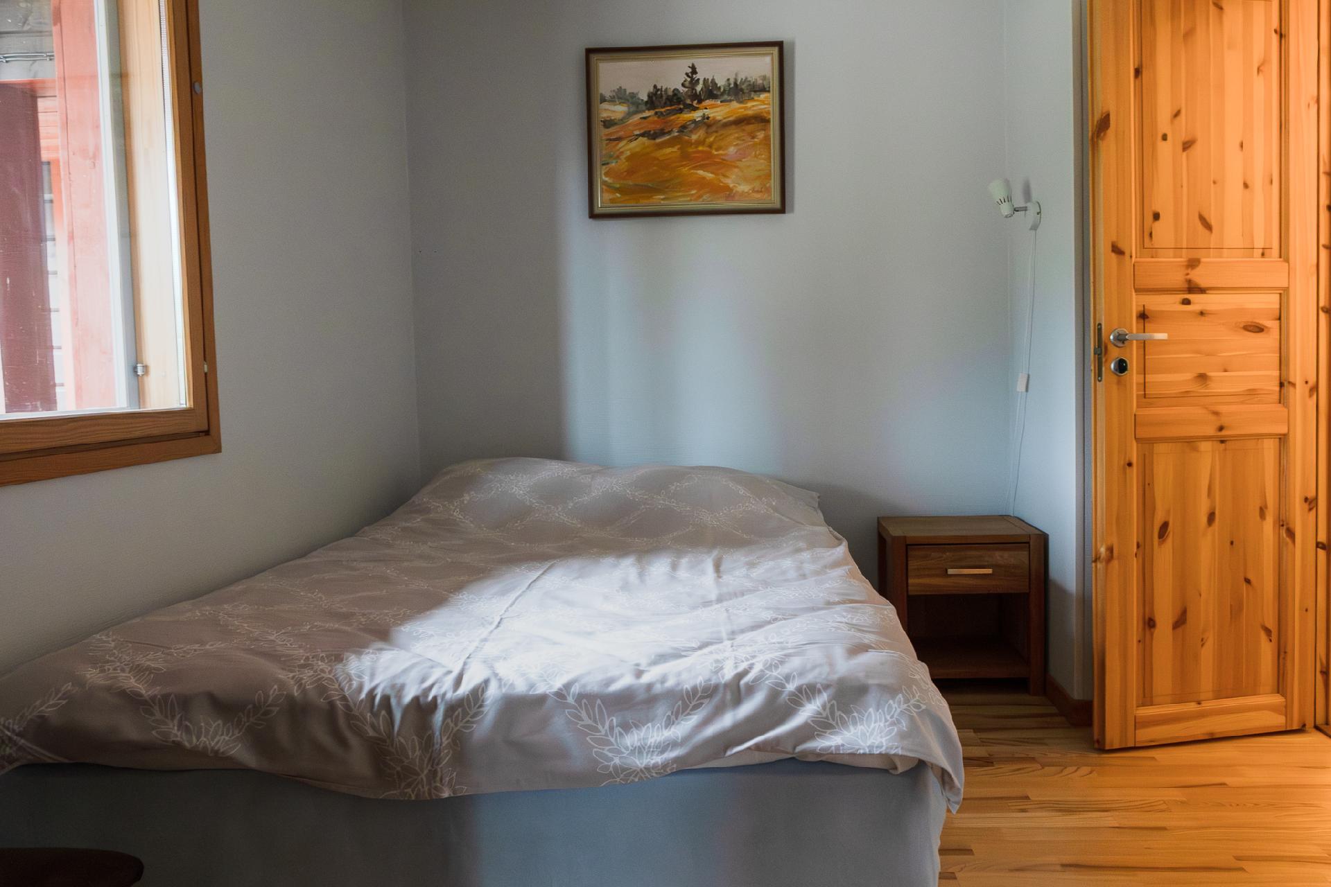 Kiisa A: Pakuuhuone parivuoteella, oma kylpyhuone/wc.