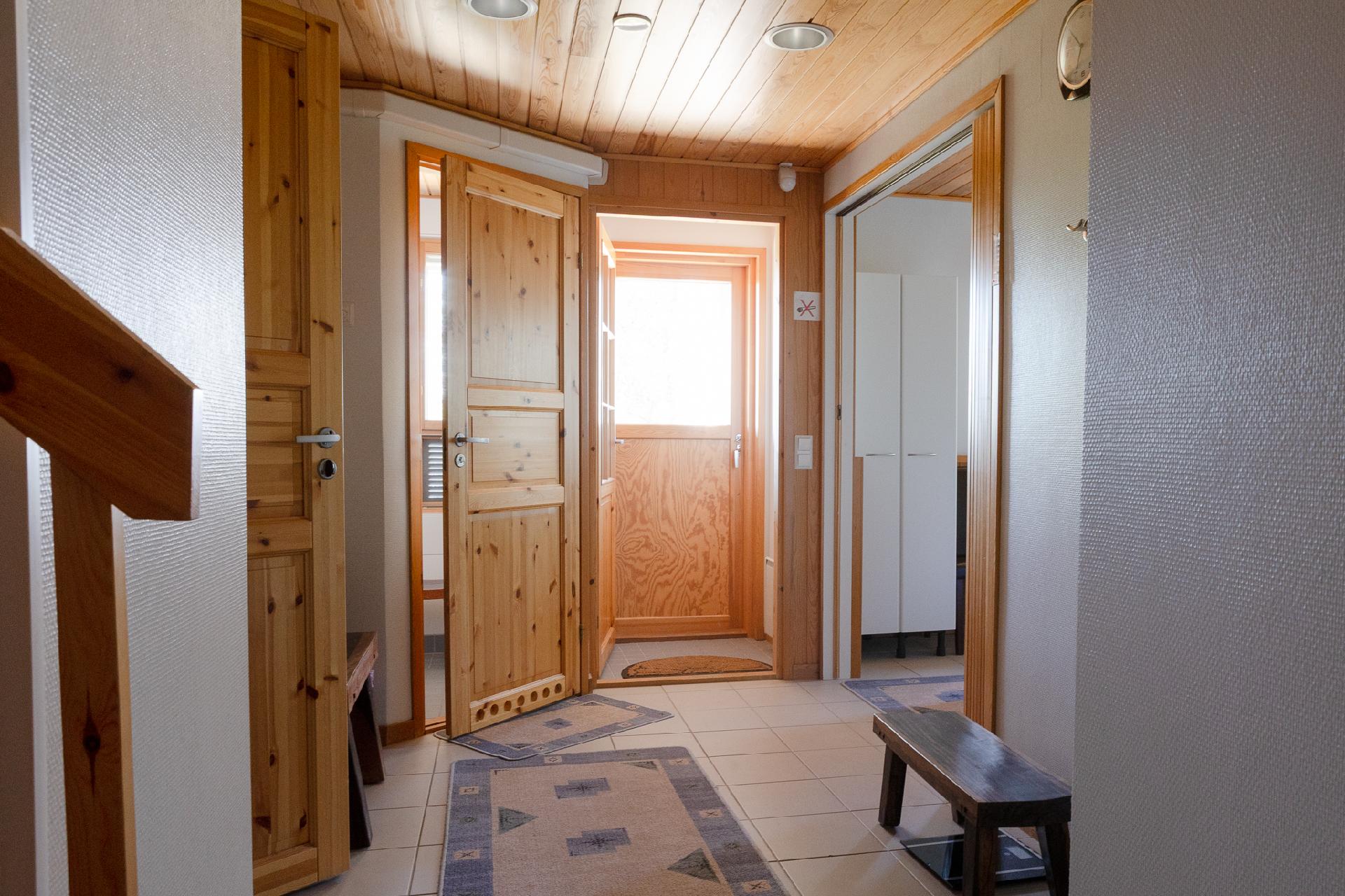 Kiisa A: Alakerran aula, josta kulku saunaosastolle, takapihalle ja alakerran makuuhuoneeseen.