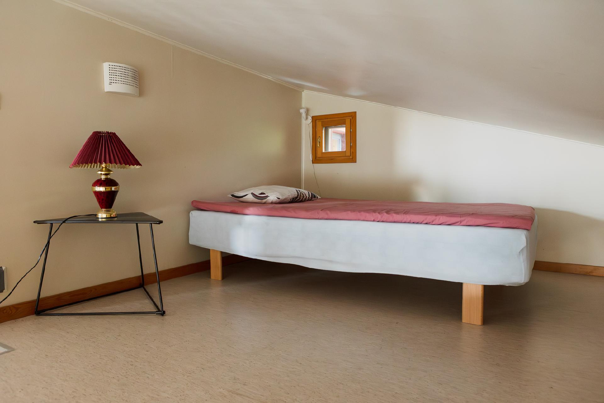 Kiisa A: Yläkerta/parvi makuualkovi.