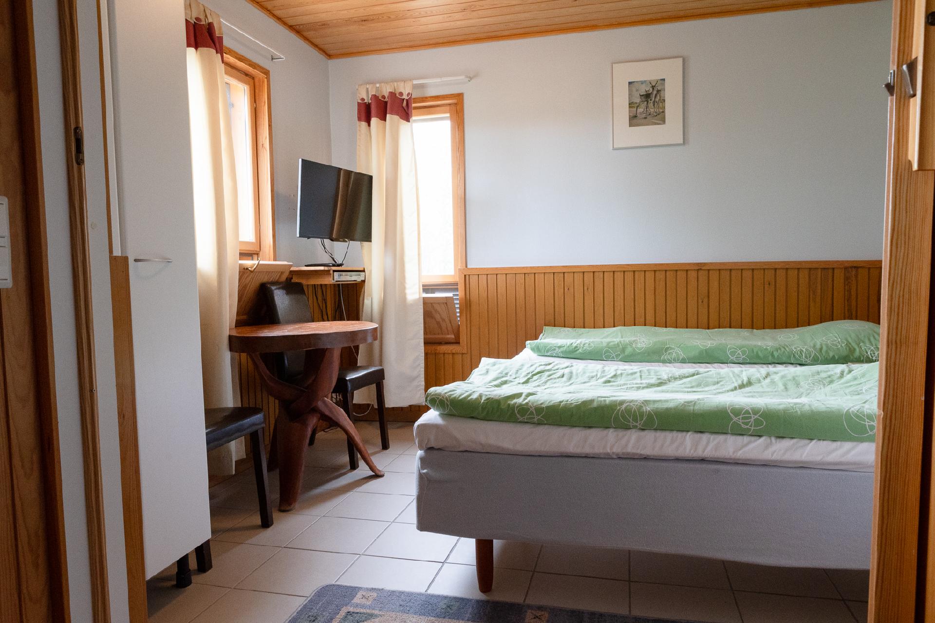 Kiisa A: Alakerran makuuhuone.