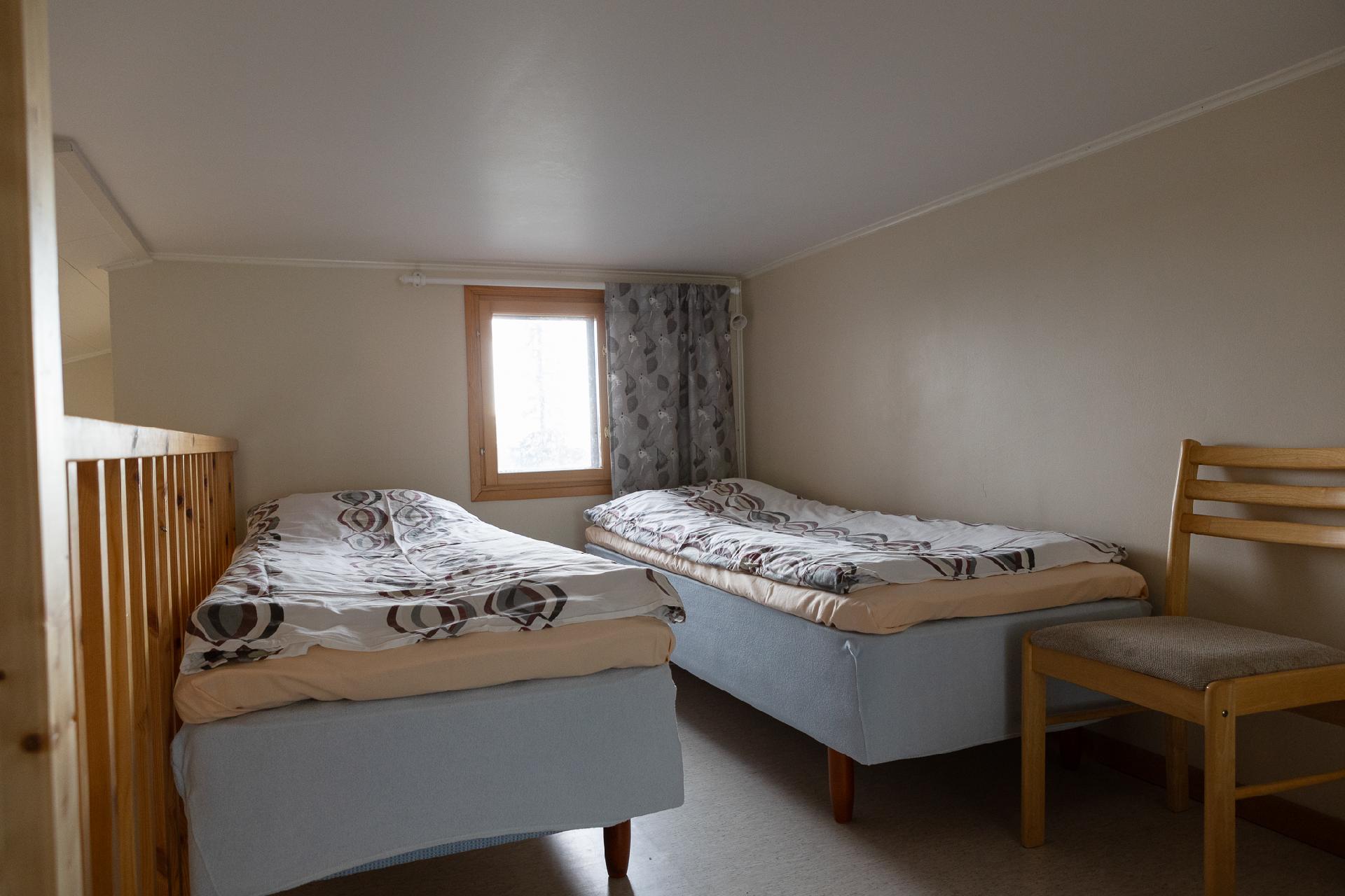 Kiisa A: Yläkerta/parvi makuualkovi.