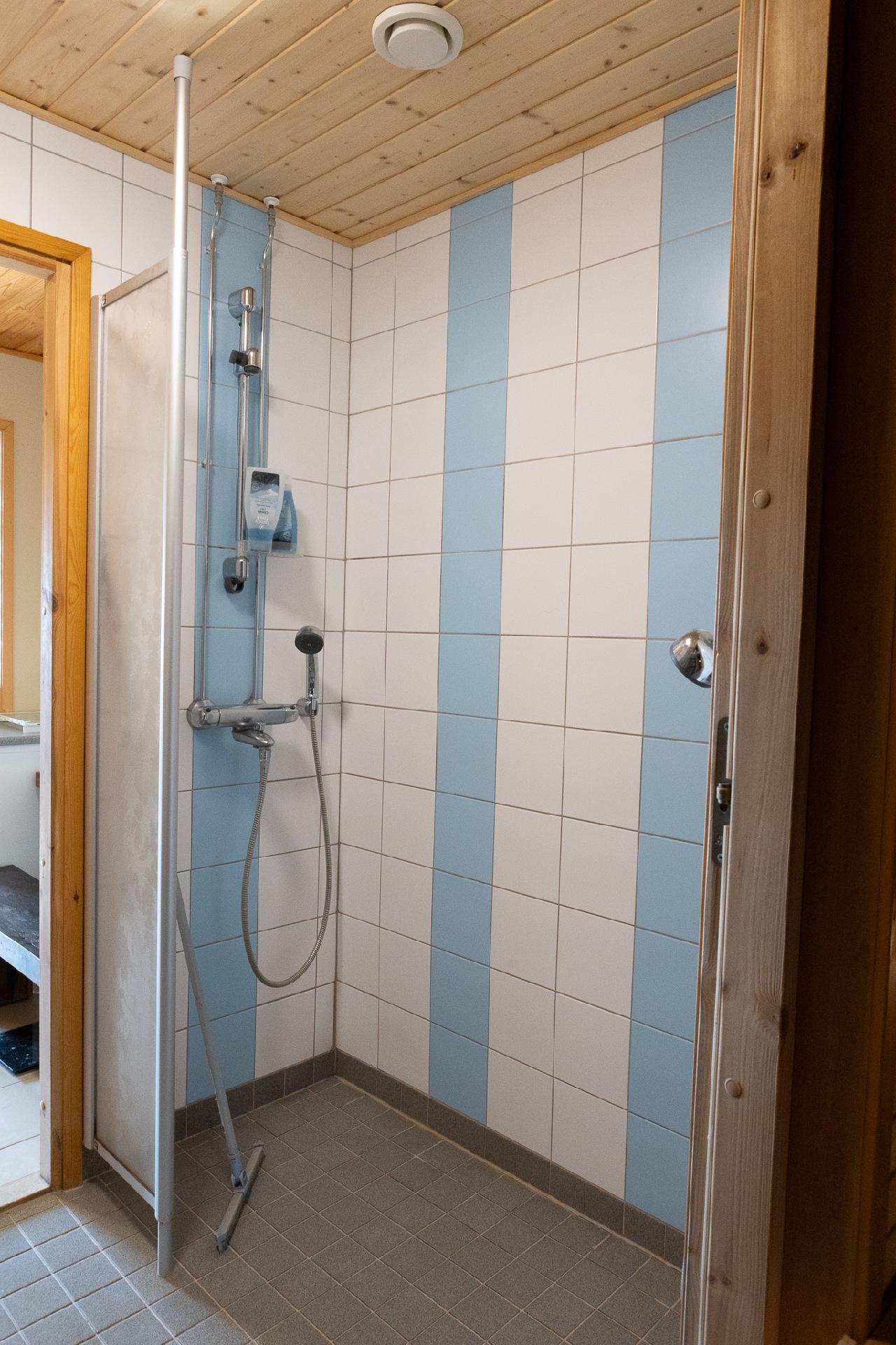 Kiisa B: Kylpyhuoneen suihkunurkkaus.