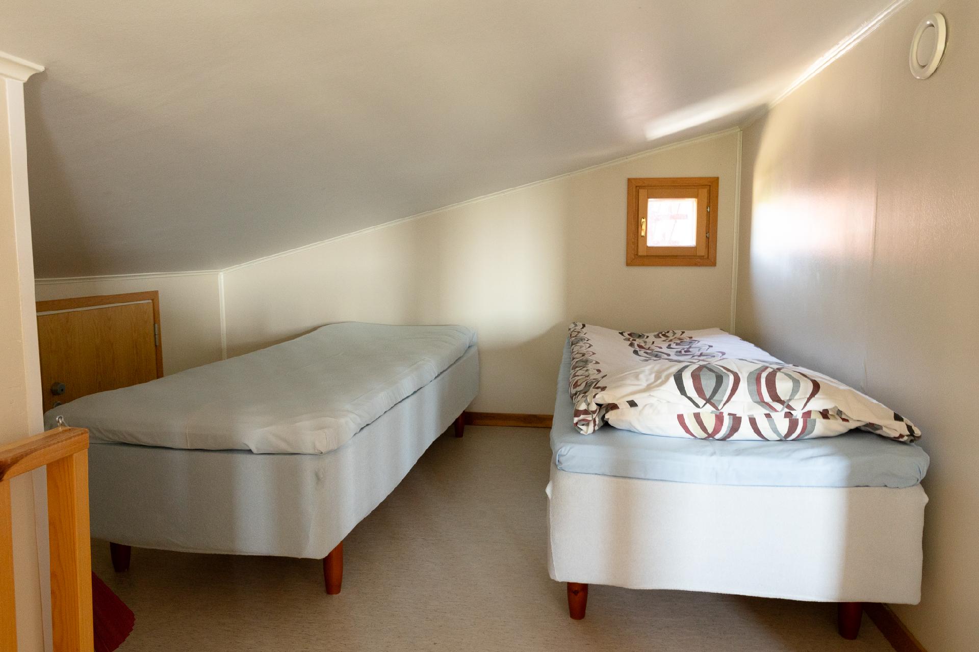 Kiisa A: Yläkerta/parvi makuualkovi.