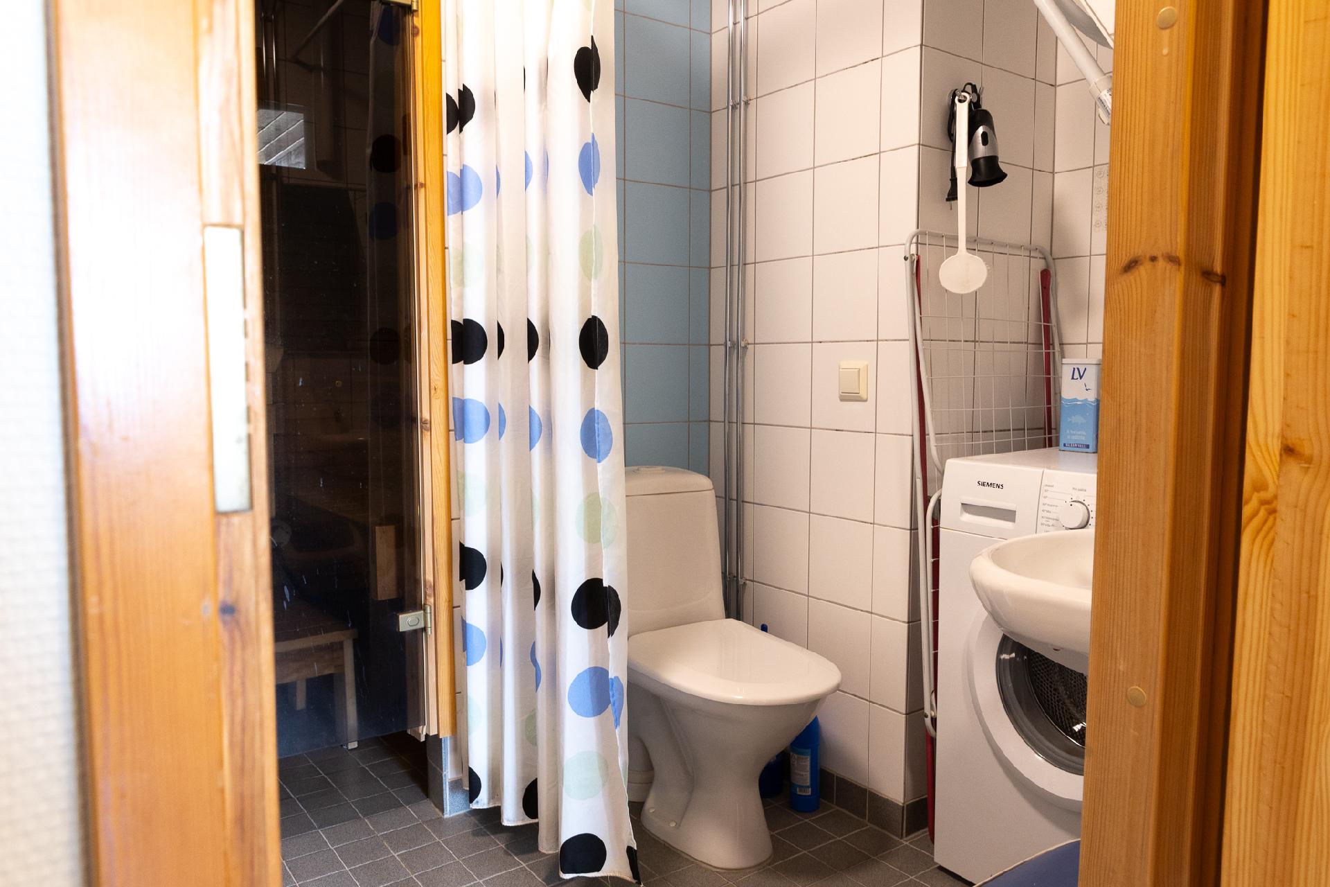 Kiisa B: Kylpyhuone, jossa myös wc ja pyykinpesukone.