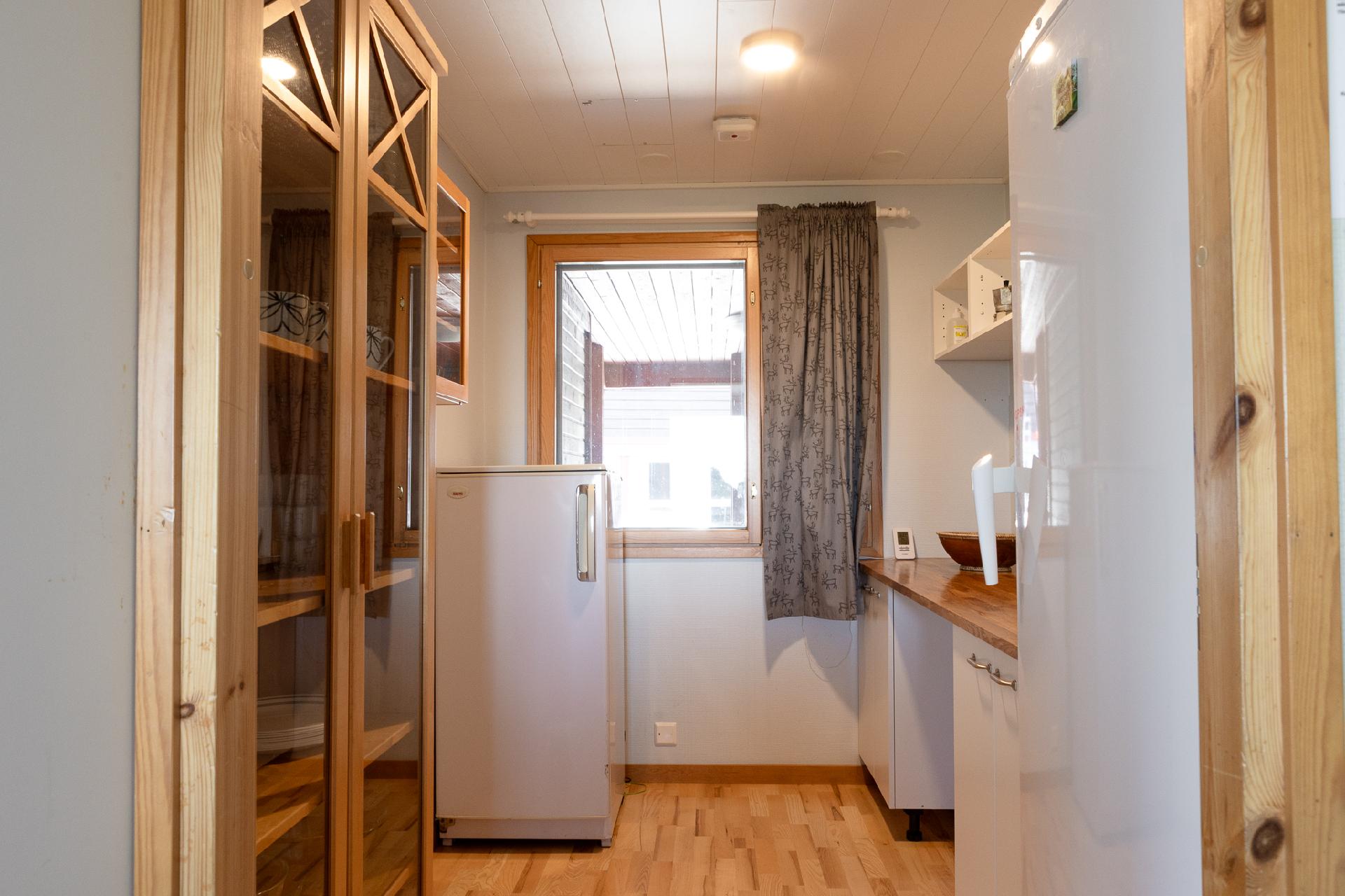 Kiisa A: keittiön ruokakomero/ "pantry".