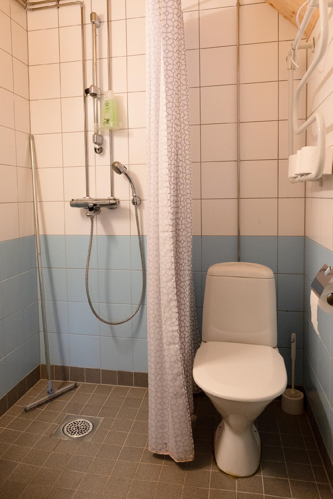 Kiisa A: Makuuhuoneen oma kylpyhuone/wc.