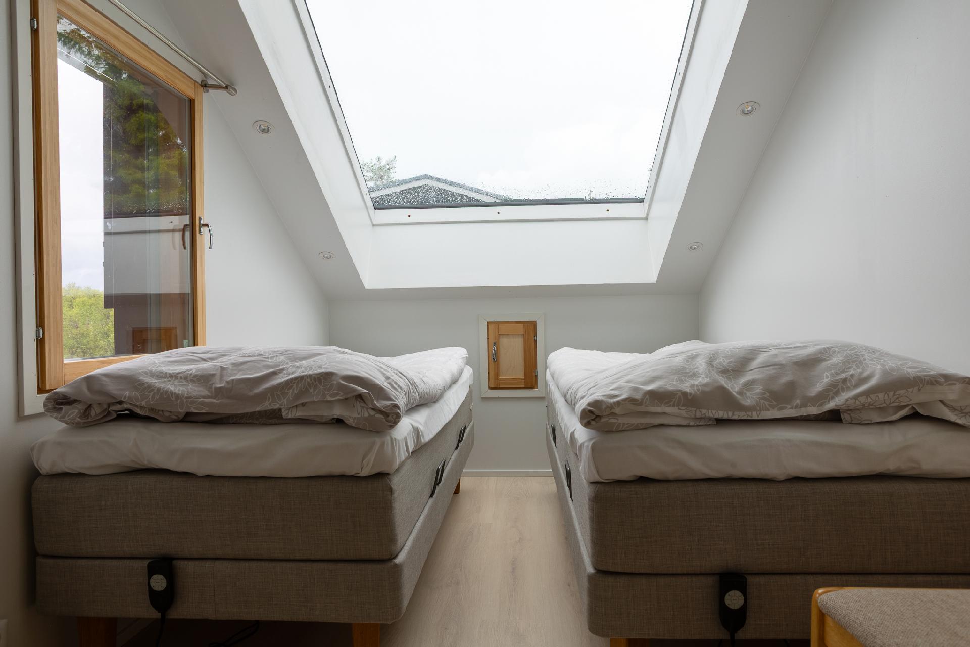 Kiisa A: Yläkerran/parven revontulihuone.