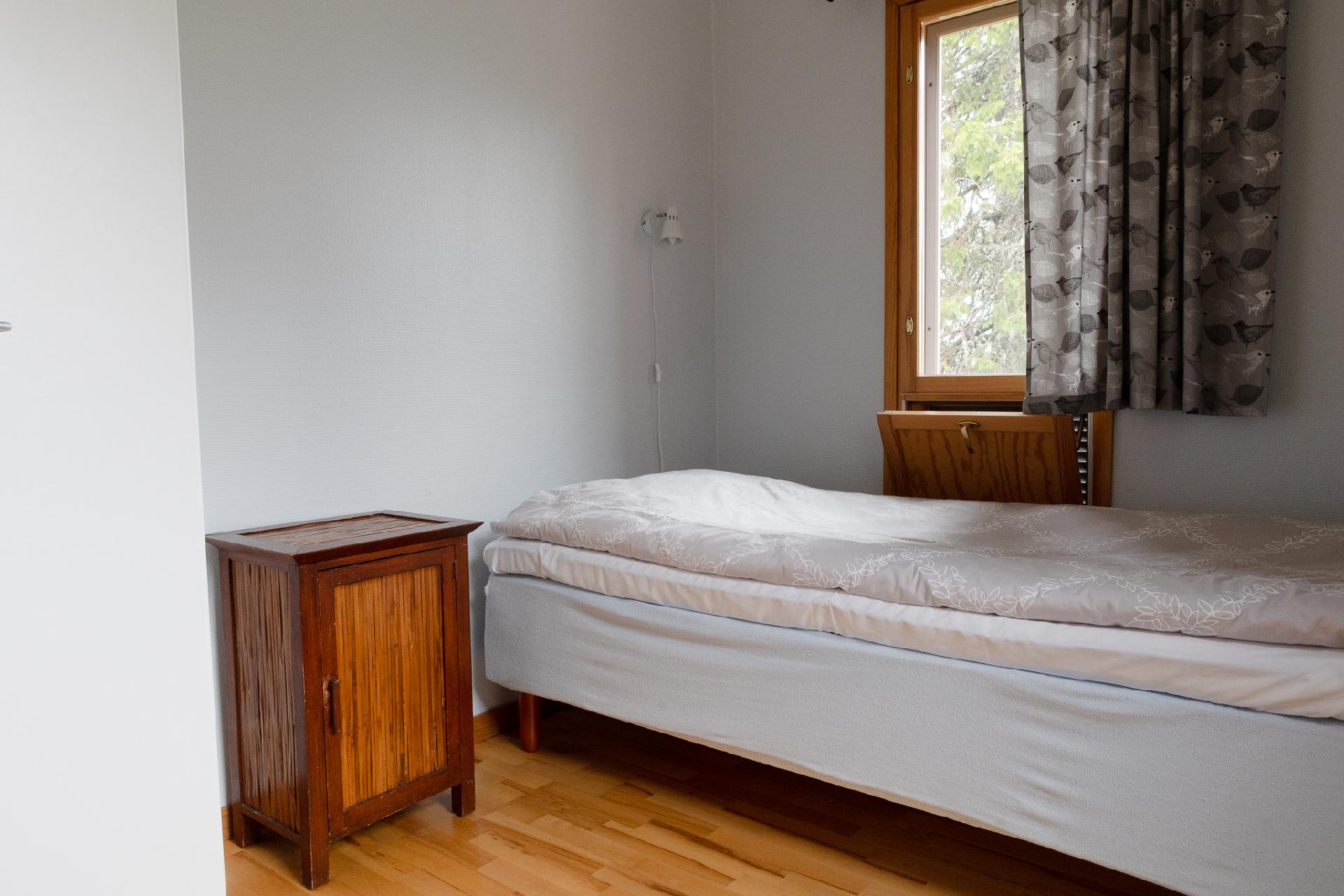 Kiisa A:  1 hengen makuuhuone.