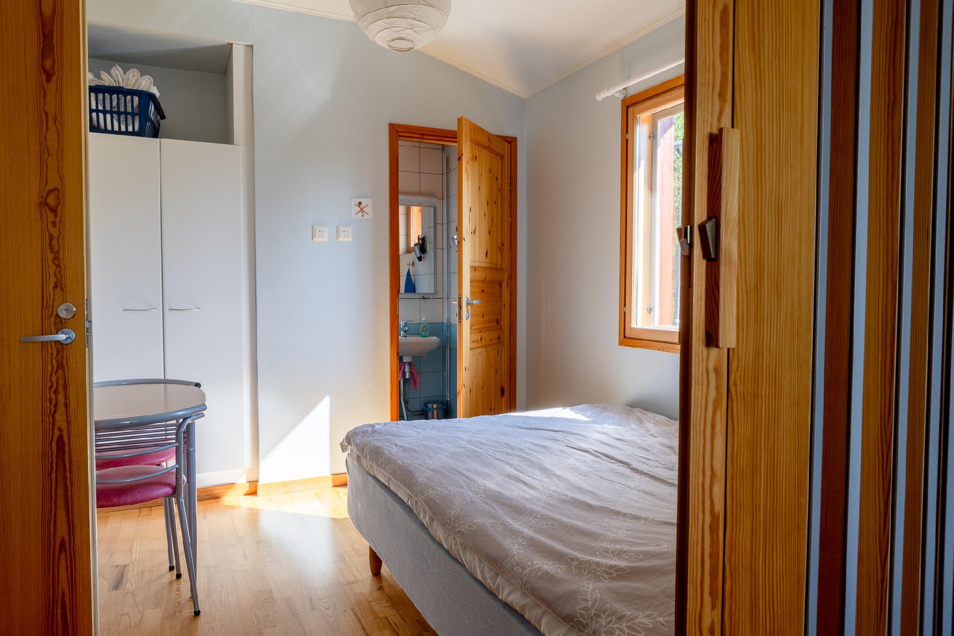 Kiisa B: Makuuhuone, jossa oma kylpyhuone/wc. Yhdistettävissä haitariovella toisen makuuhuoneen kanssa perhehuoneeksi.