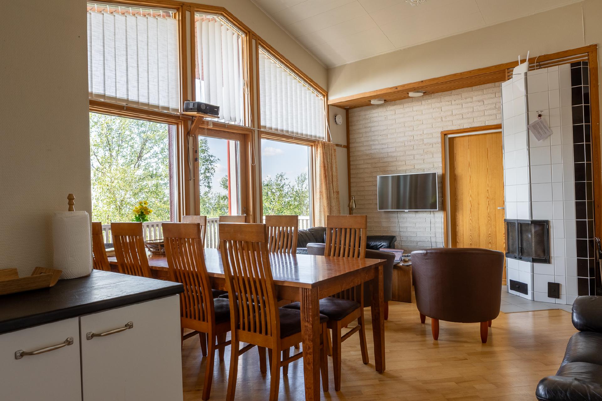 Kiisa A: Ruokailu- ja oleskelutila, jossa varaava takka.