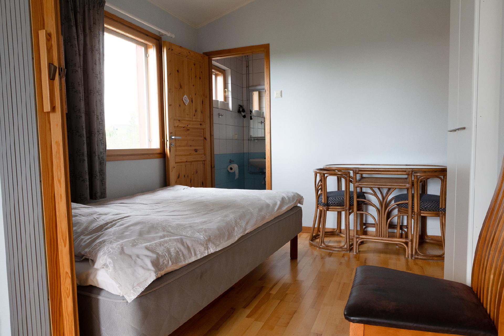 Kiisa A: Makuuhuone, jossa oma kylpyhuone/wc. Yhdistettävissä haitariovella toisen makuuhuoneen kanssa perhehuoneeksi.