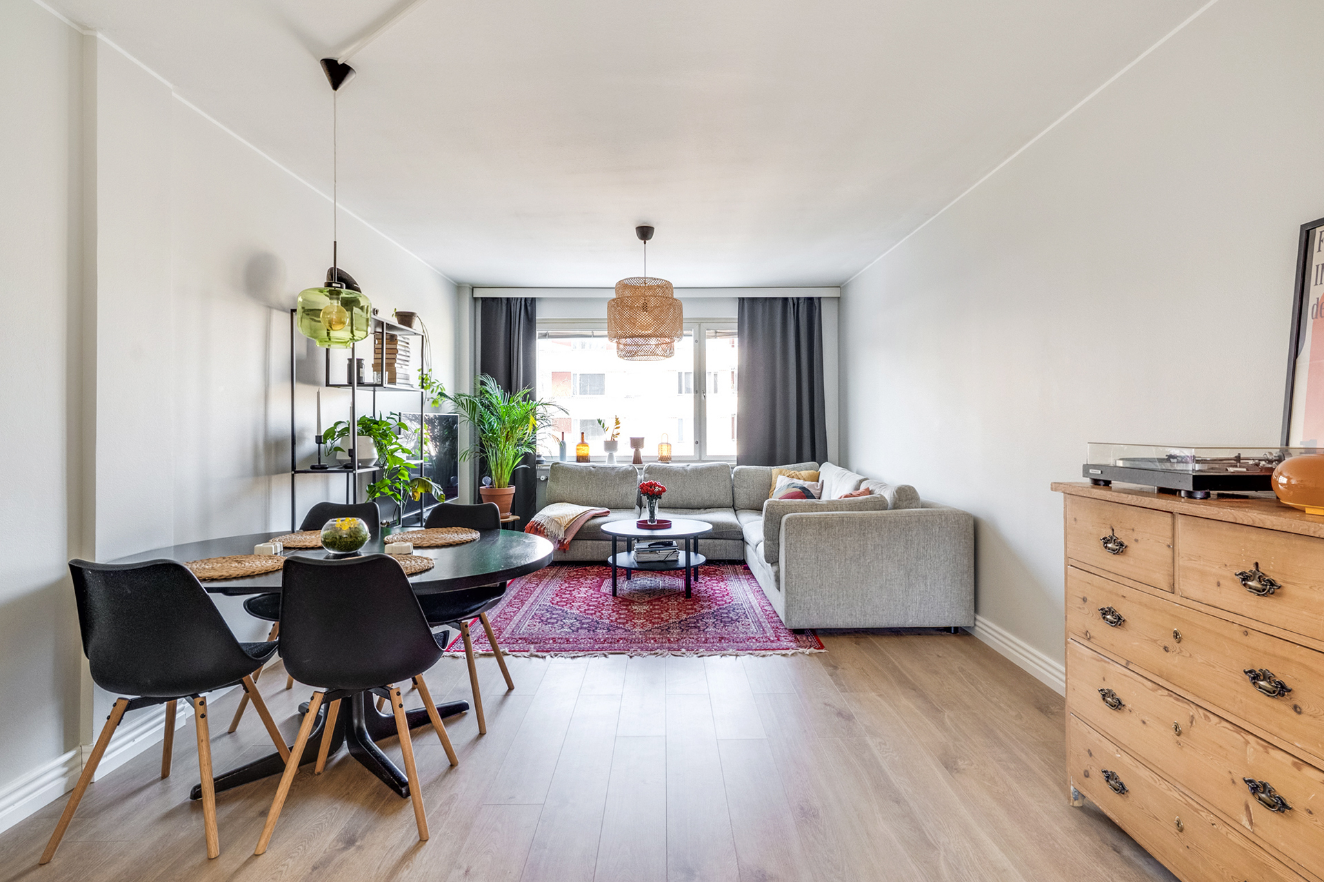 Todella tilava olohuone