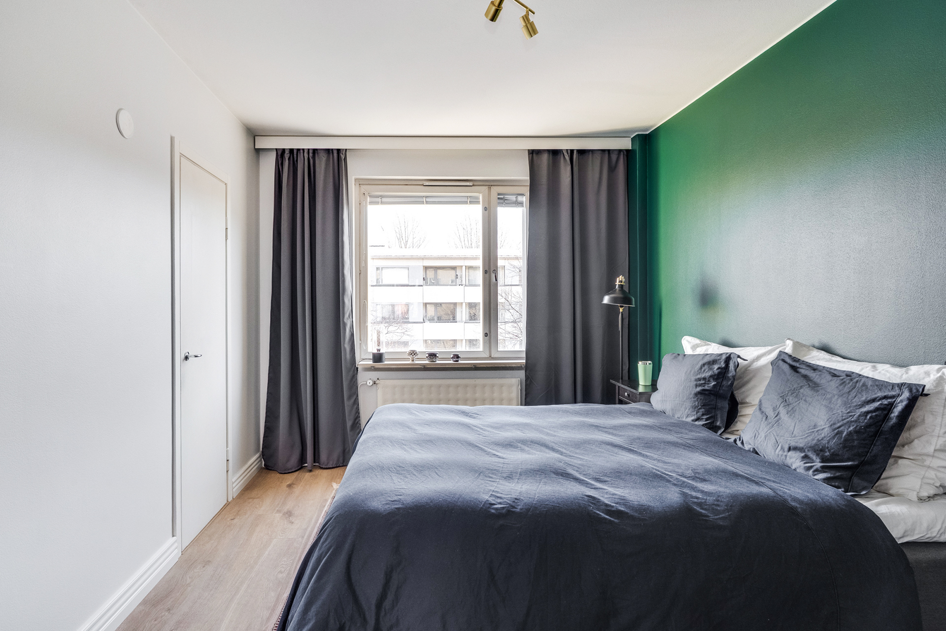 Vaatehuone vasemmalla