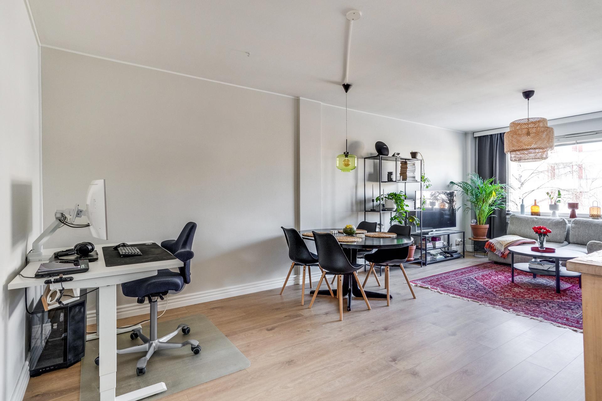 Runsaasti tilaa esim. työpisteelle. Tilan voisi jakaa myös lasiseinällä