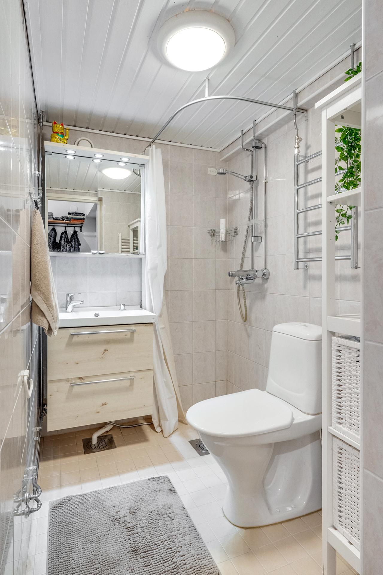 Raikas kylpyhuone on remontoitu taloyhtiön putkiremontin yhteydessä v. 2008