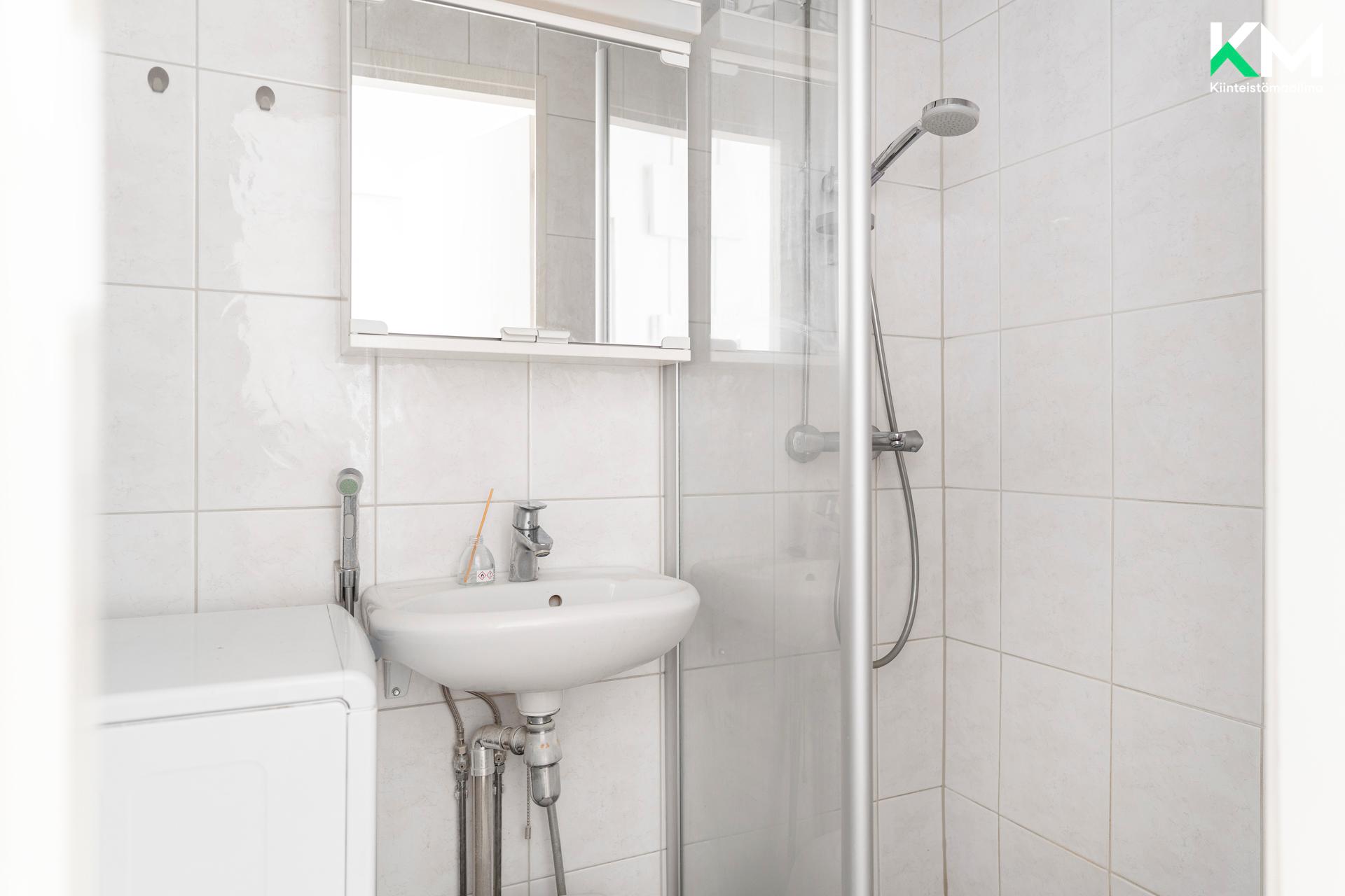 Kylpyhuoneeseen mahtuu pesukone