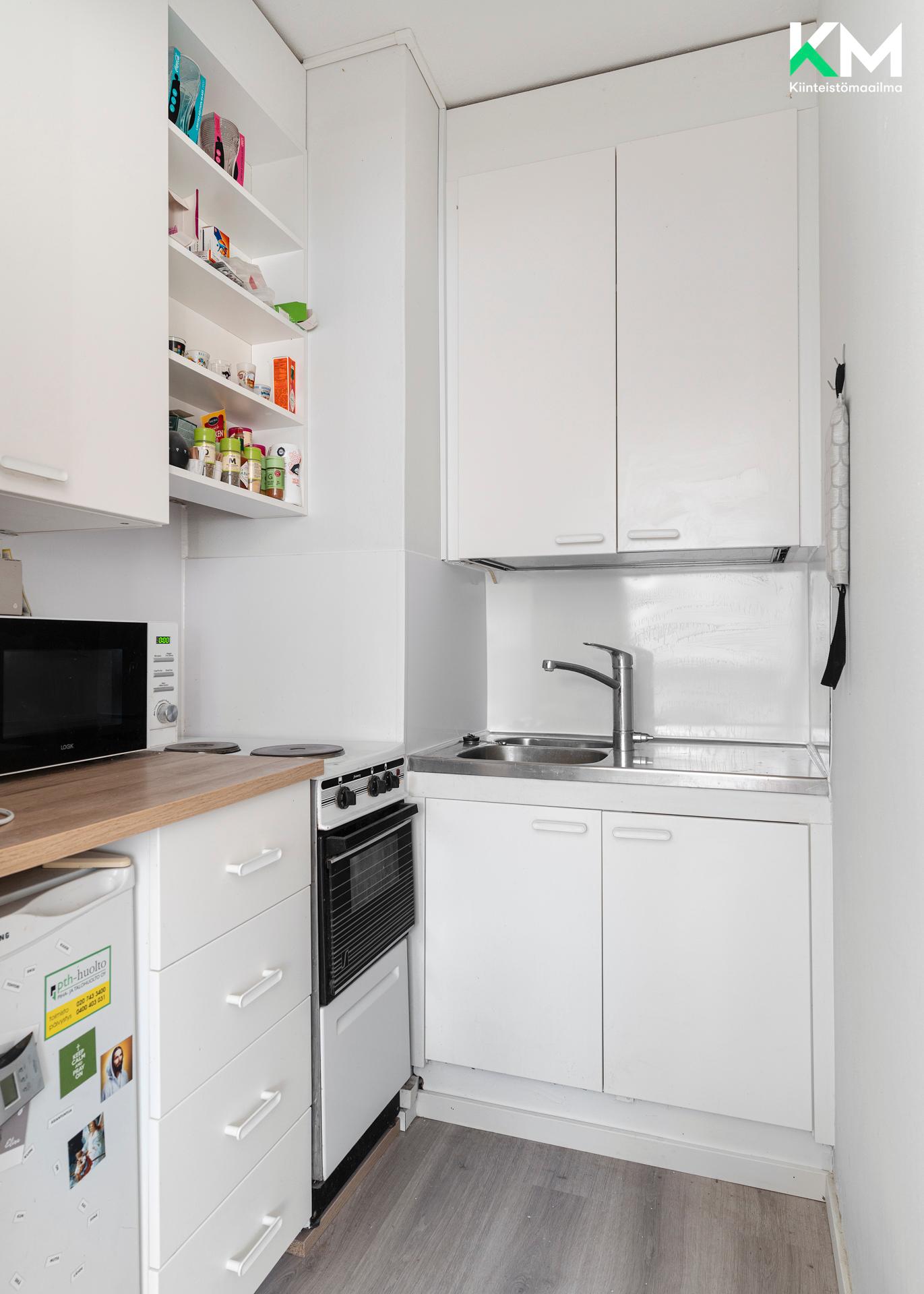 Keittiön varusteena sähköliesi ja jääkaappi