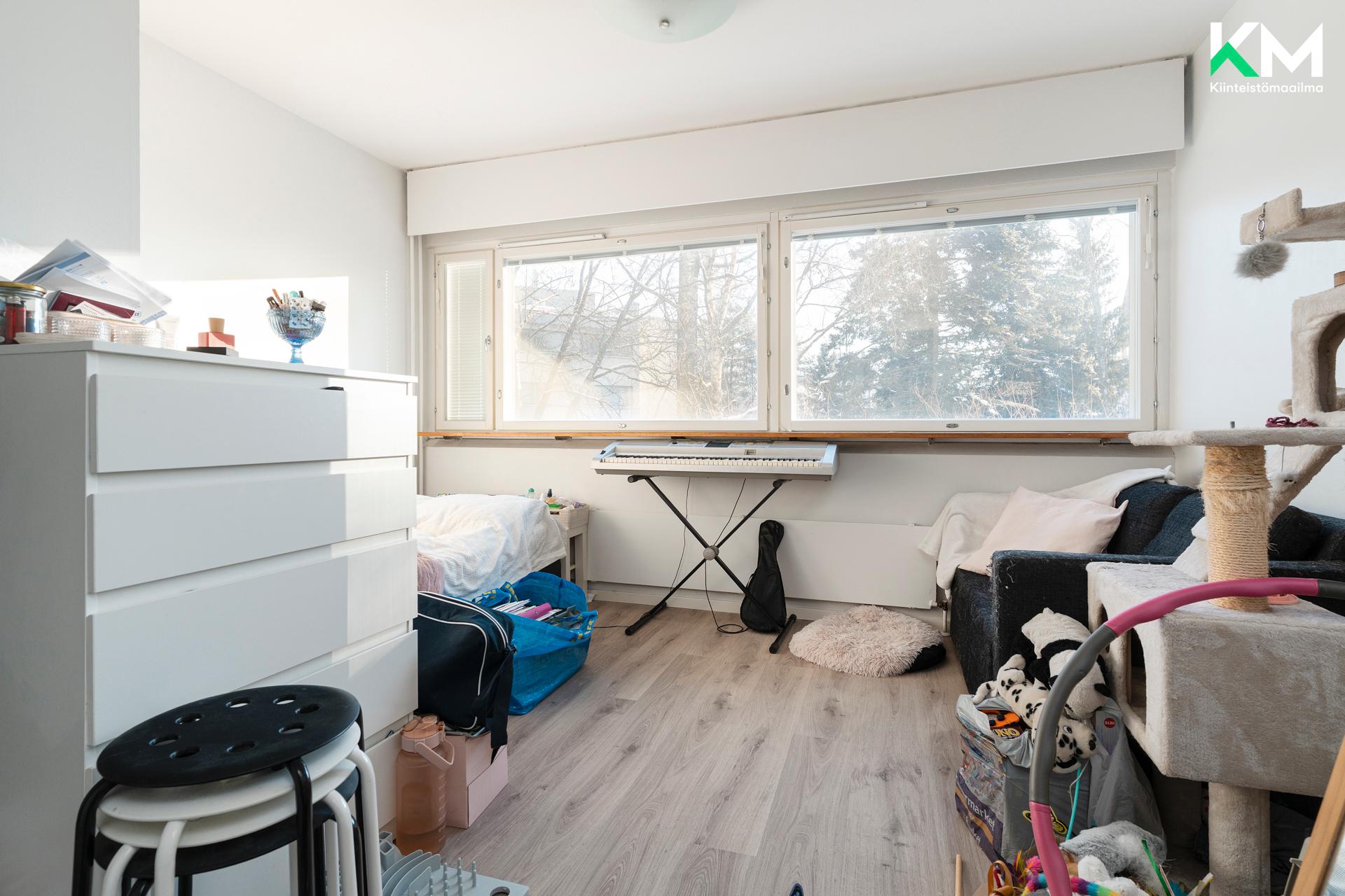 Koko huoneiston levyinen ikkuna