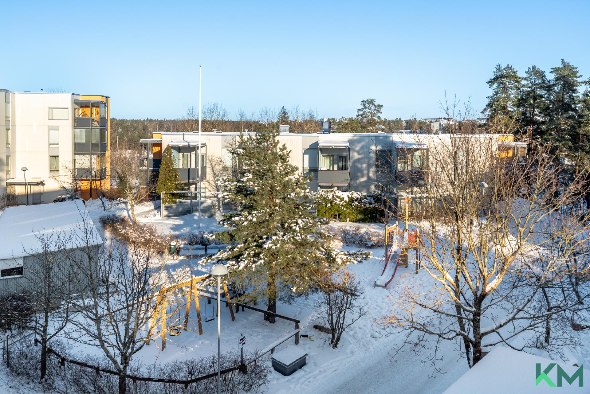 Parvekenäkymä sisäpihalle