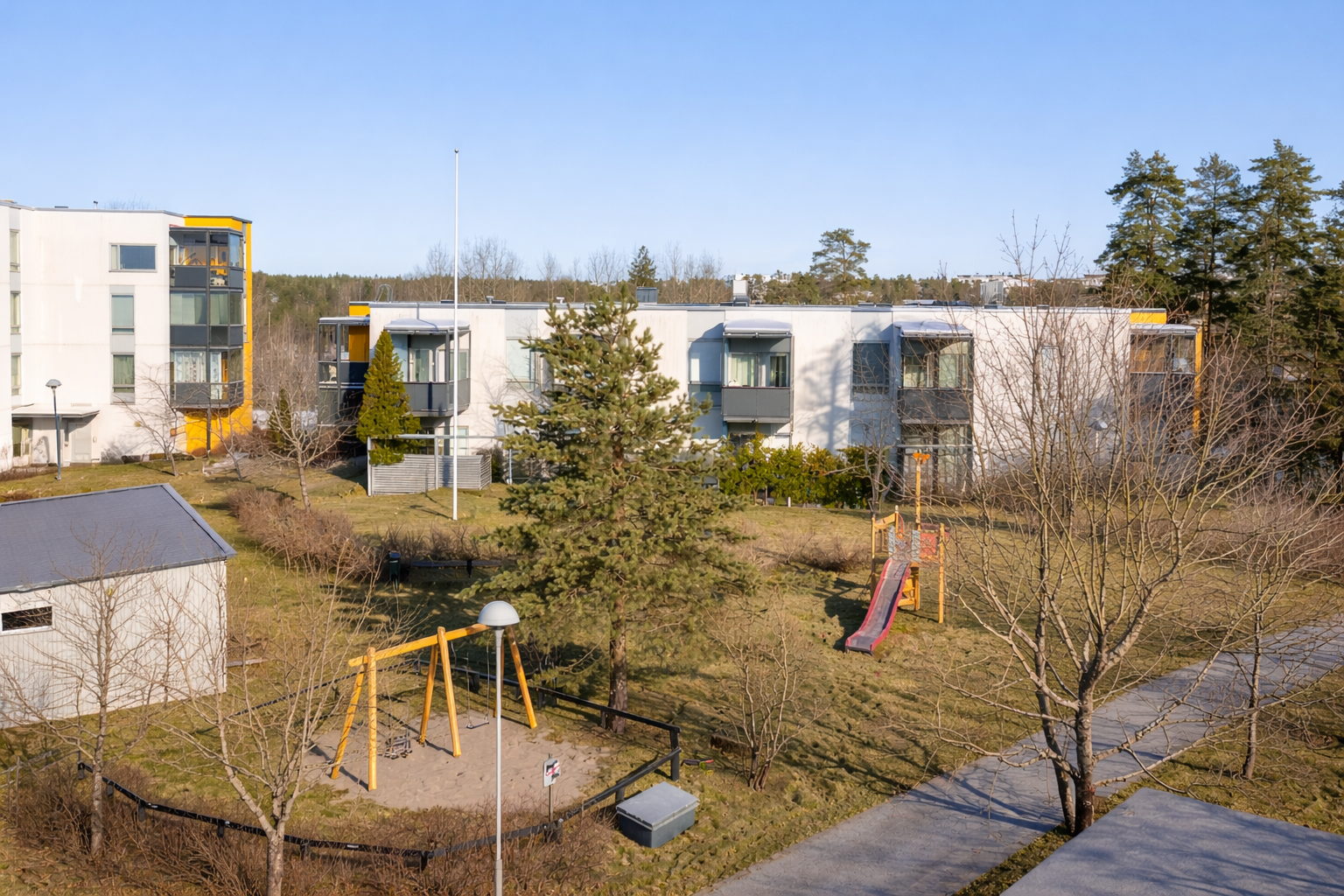 Parvekenäkymä sisäpihalle