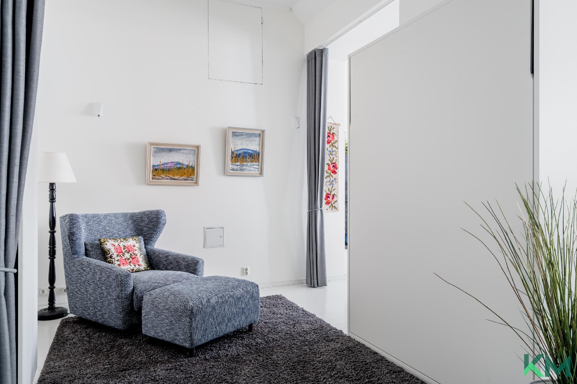 Olohuoneen yhteydessä monikäyttöinen alkovi