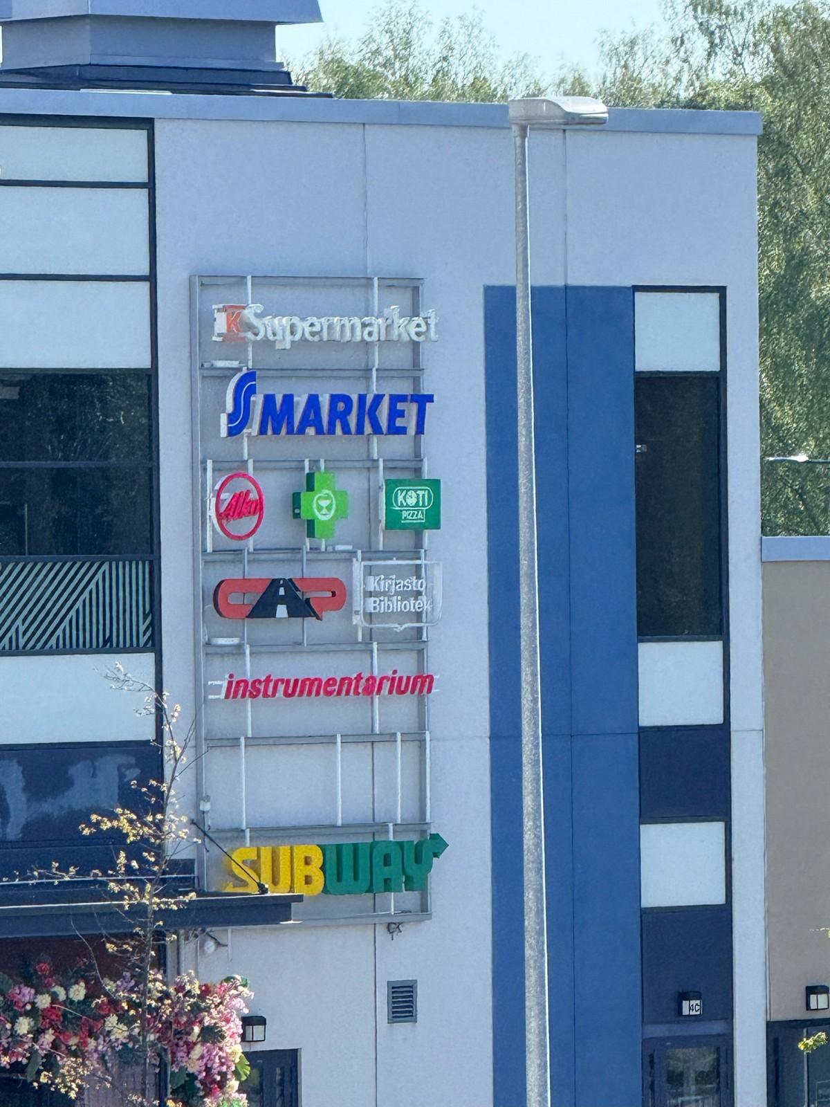 Lähikaupat kadun toisella puolella!