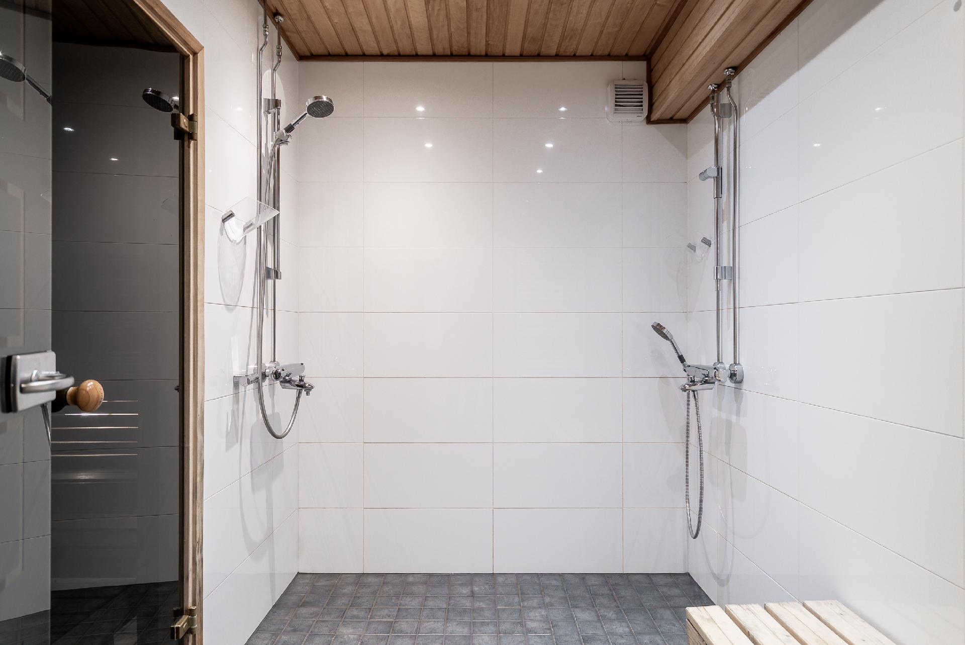 Taloyhtiön saunan kylpyhuone