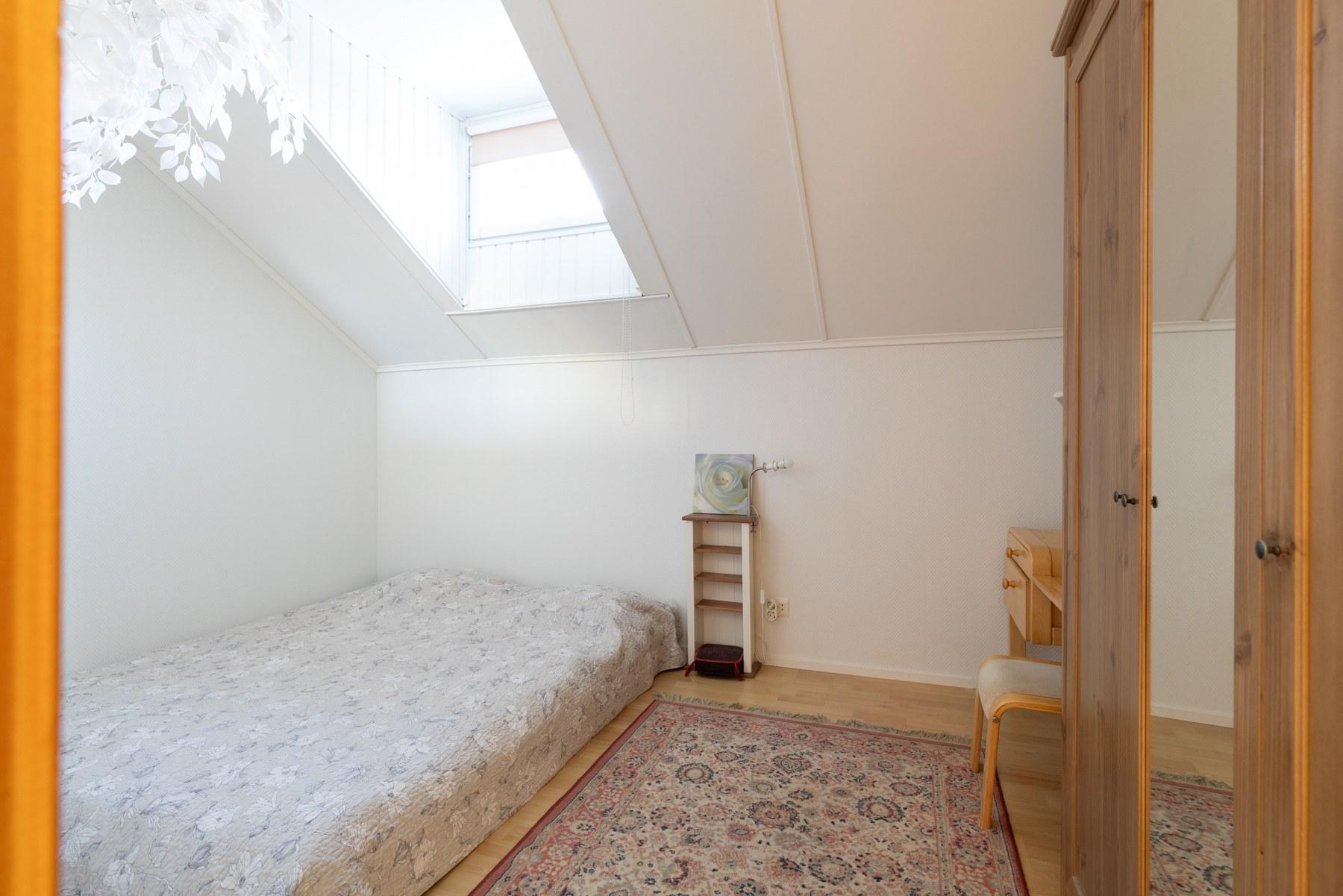 Makuuhuone, jossa kattoikkuna