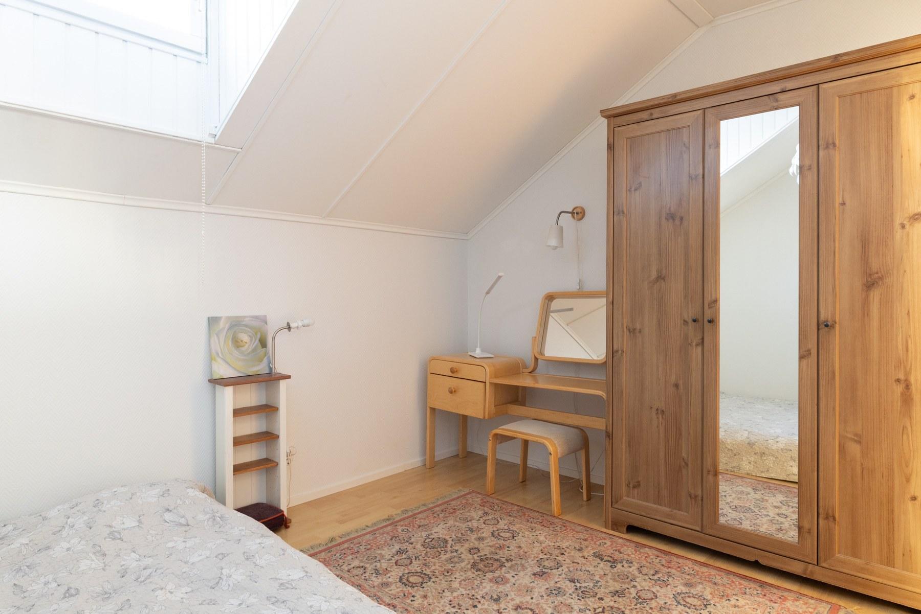 Kattoikkunallisen makuuhuoneen kaapisto