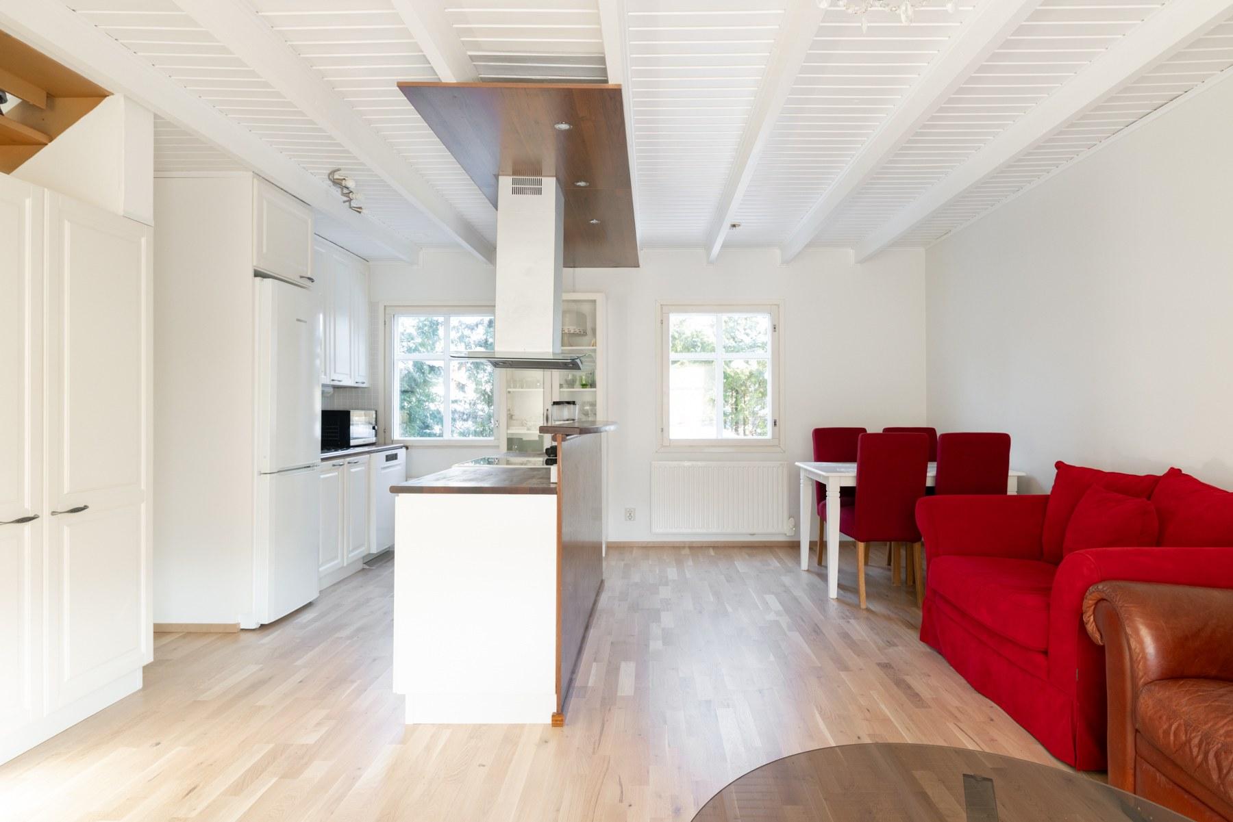 Valoisa avokeittiö, ruokailutila ja olohuone yhdistelmä