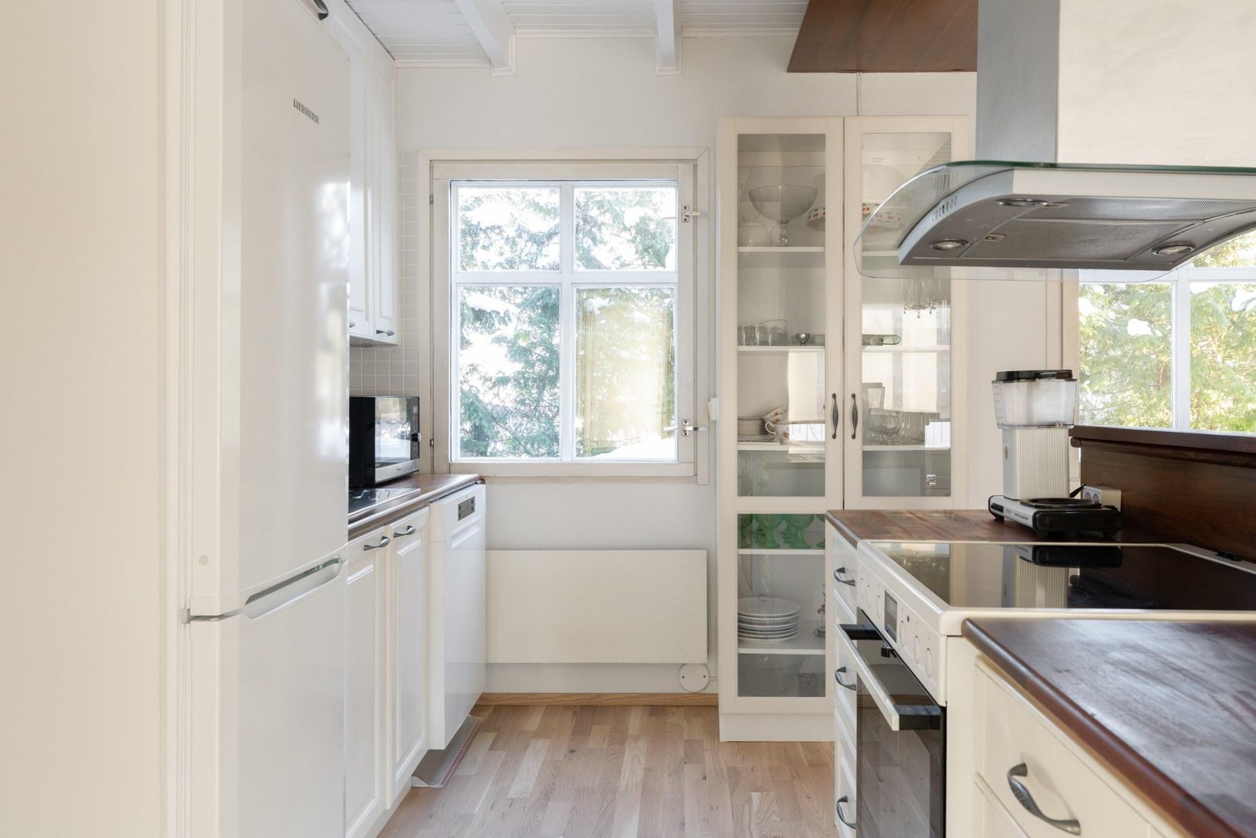 Avokeittiön, saarekkeen kaapistoja