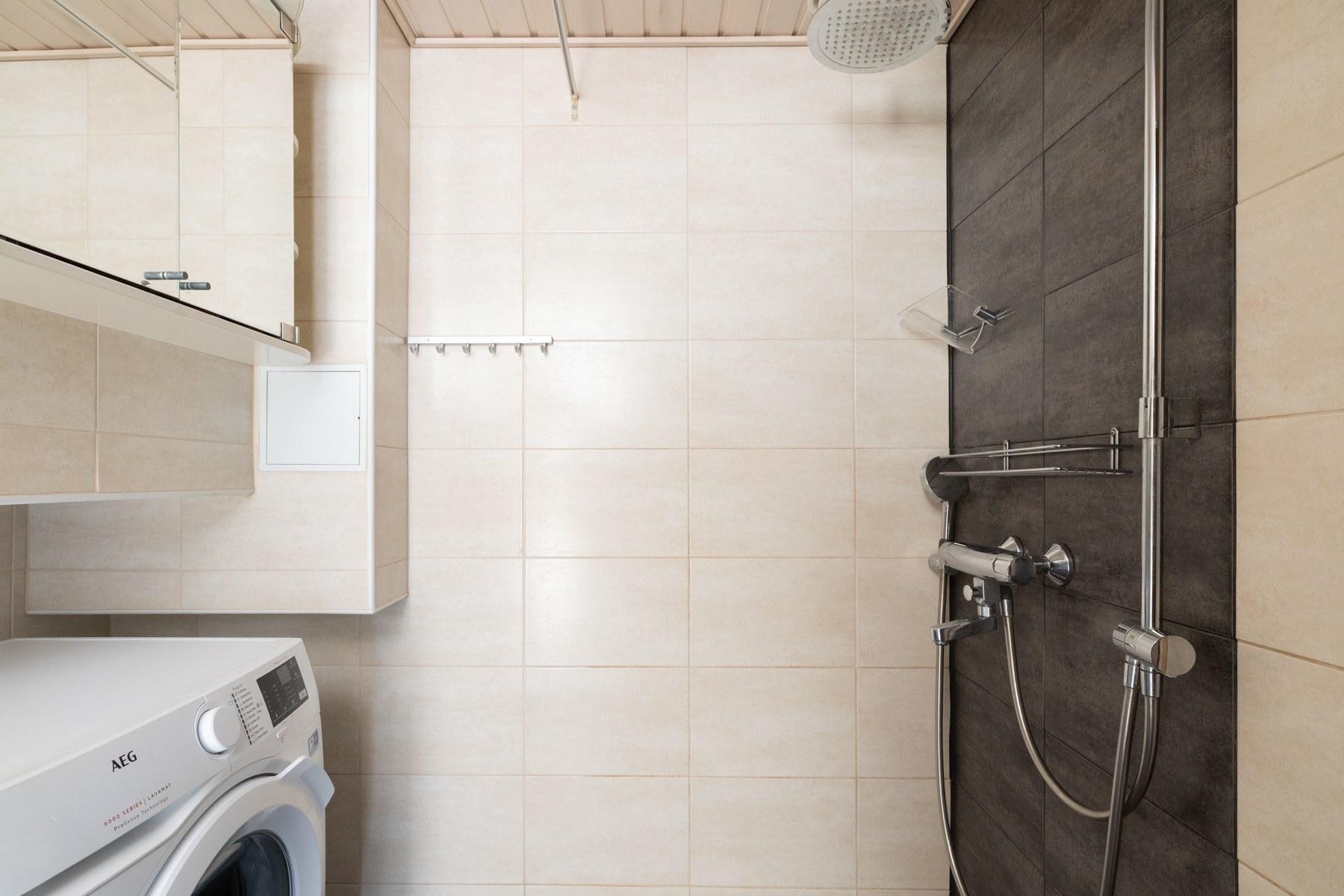 Kylpy-, pesuhuoneessa on myös peilikaappi