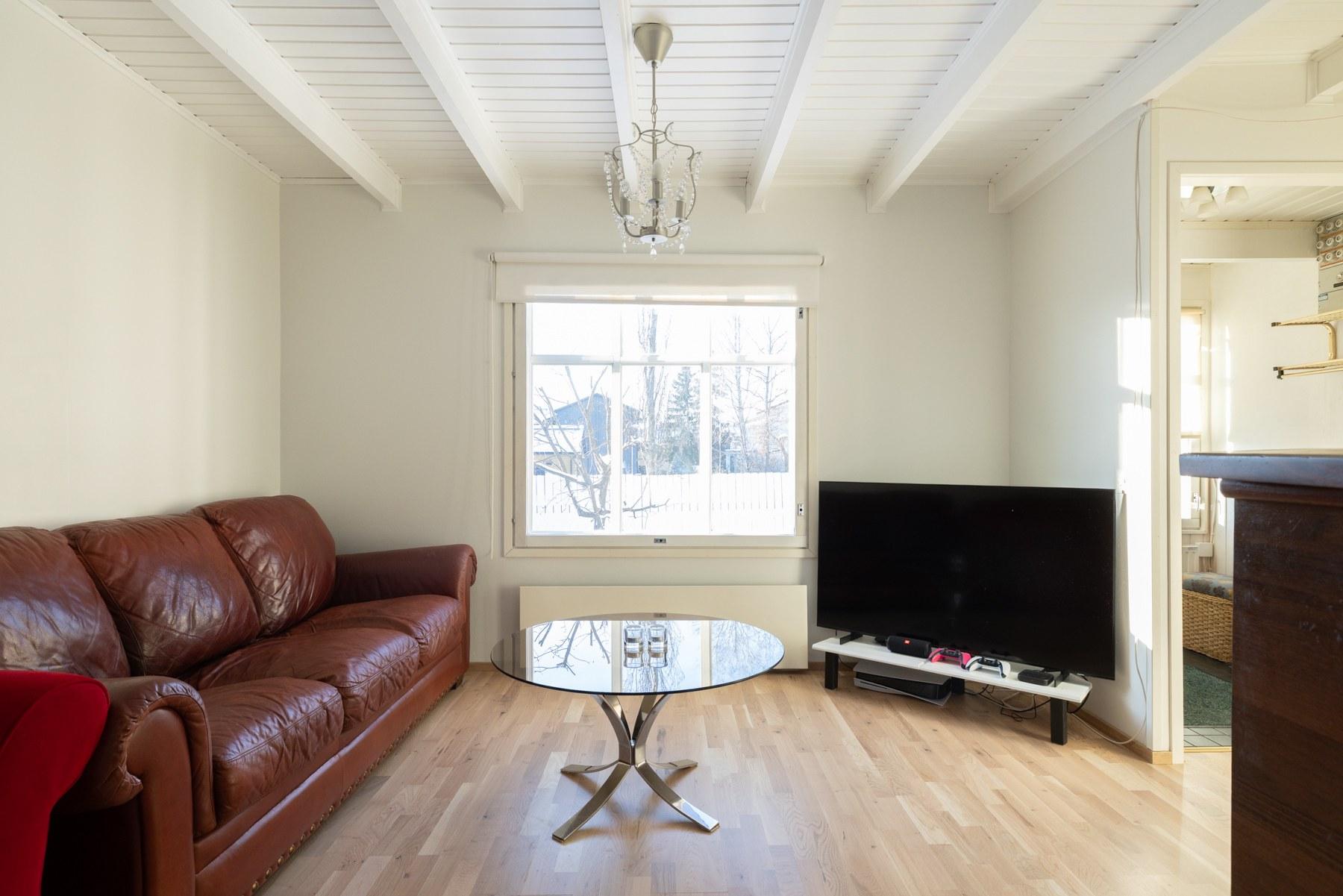 Olohuone - Ikkuna etupihalle päin