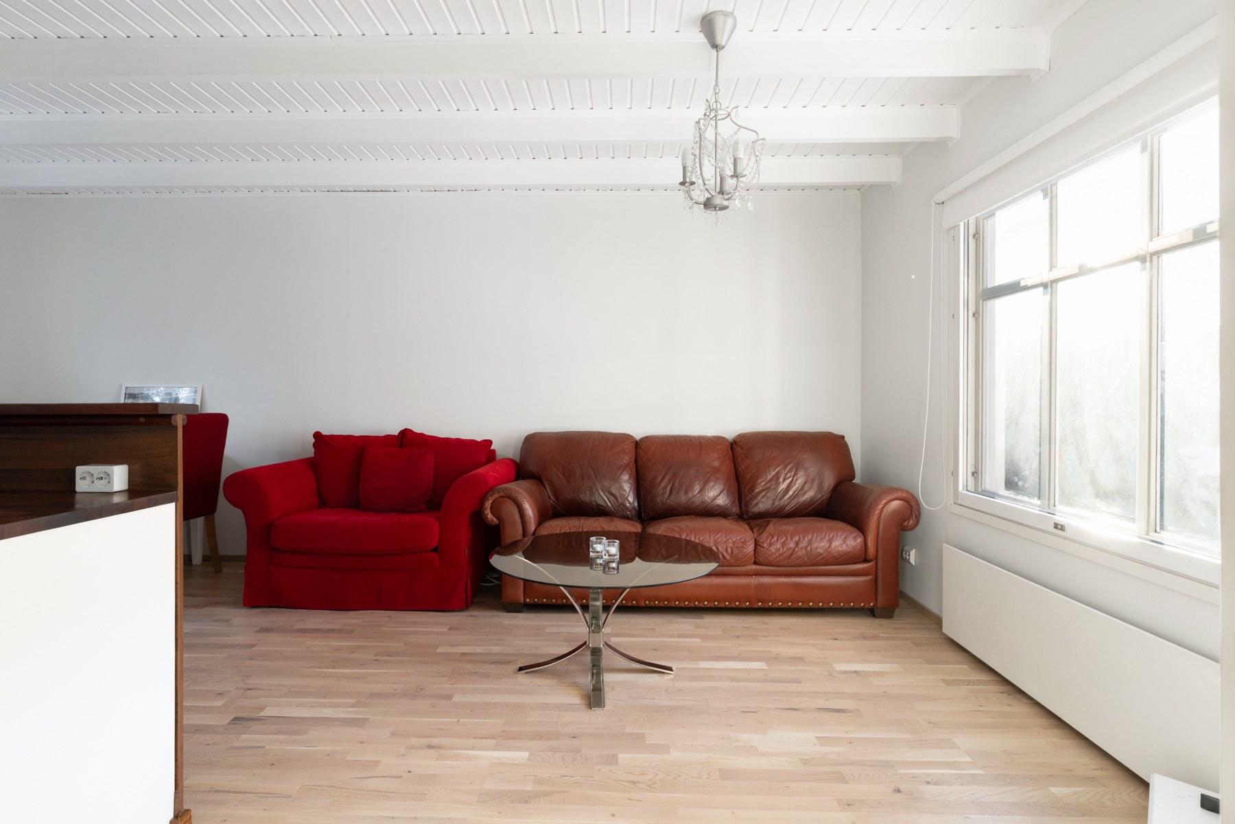 Olohuone - Ikkuna etupihalle päin