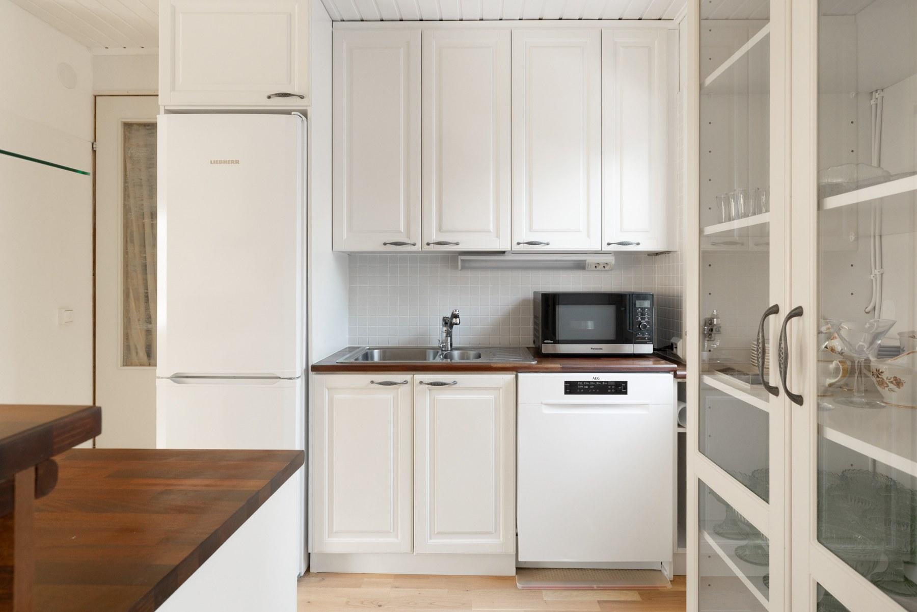 Avokeittiön kaapistoja